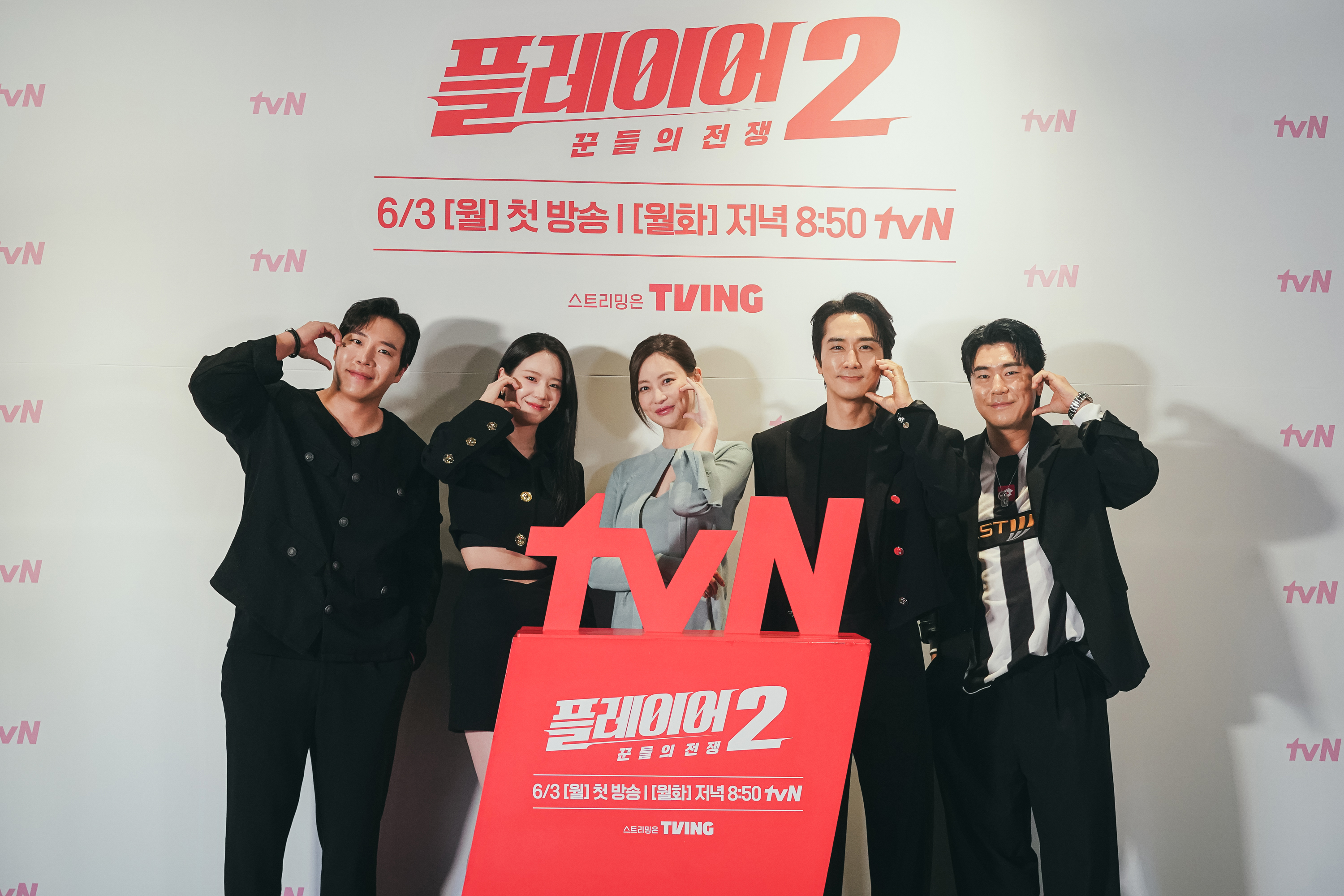 韓劇《玩家2》記者會主演宋承憲率領原班人馬李施彥、太元碩,搭配新加入的吳漣序、女團fromis_9前成員張圭悧全員到齊。(friDay影音提供)