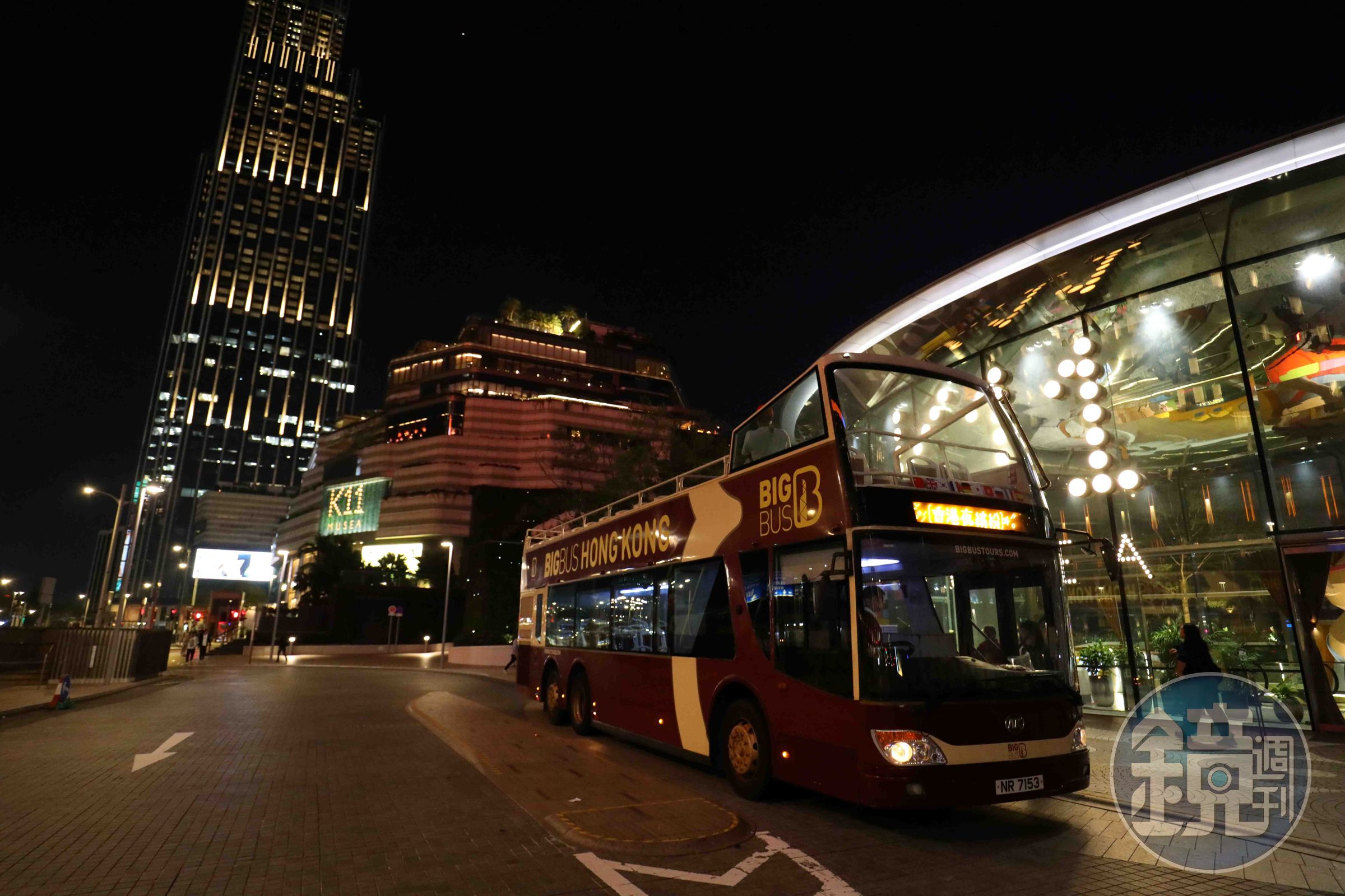 敞篷設計的Big Bus,讓遊客可以迎著夜風,欣賞香港色彩繽紛的都會風光。