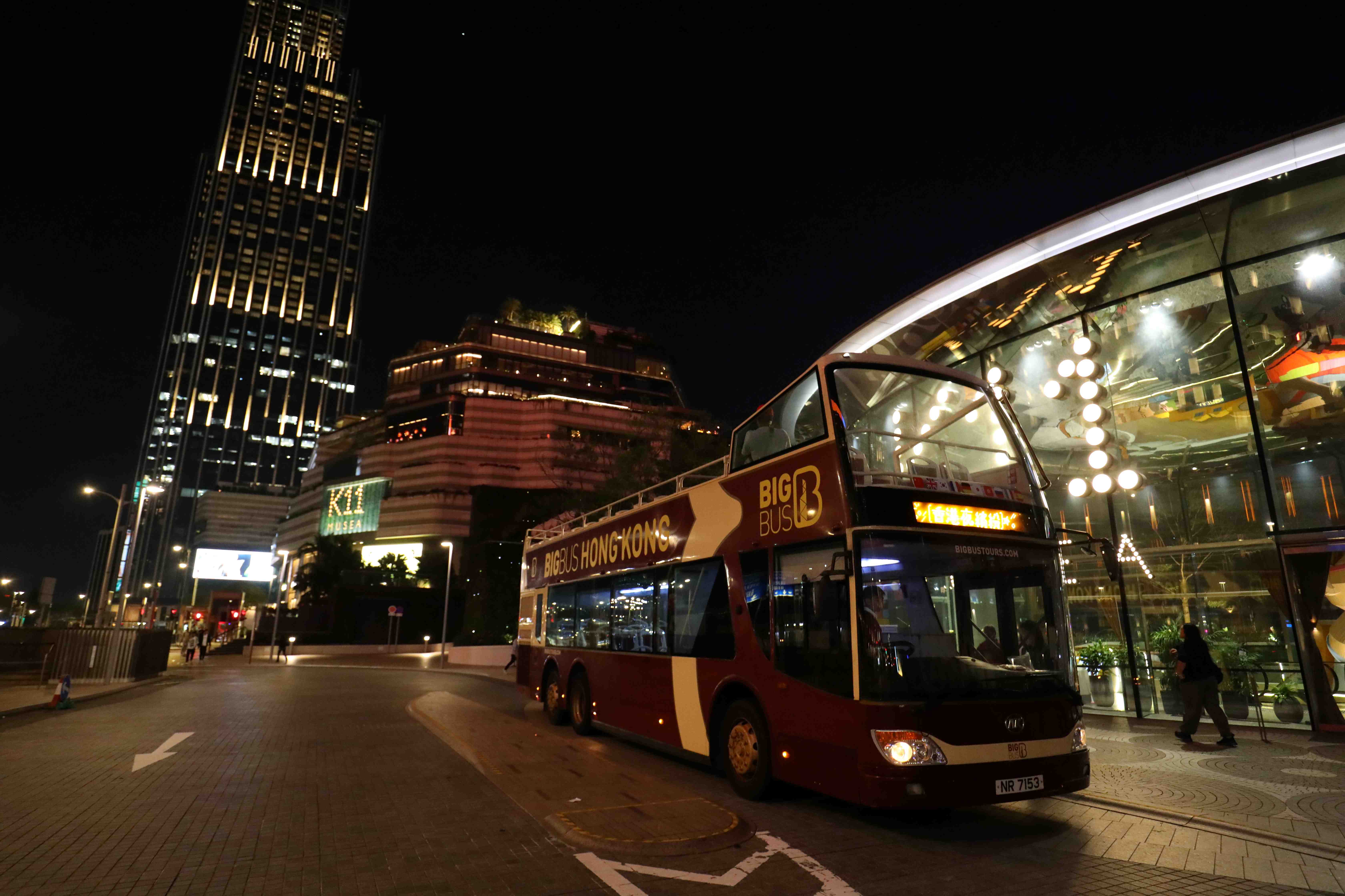 敞篷設計的Big Bus，讓遊客可以迎著夜風，欣賞香港色彩繽紛的都會風光。