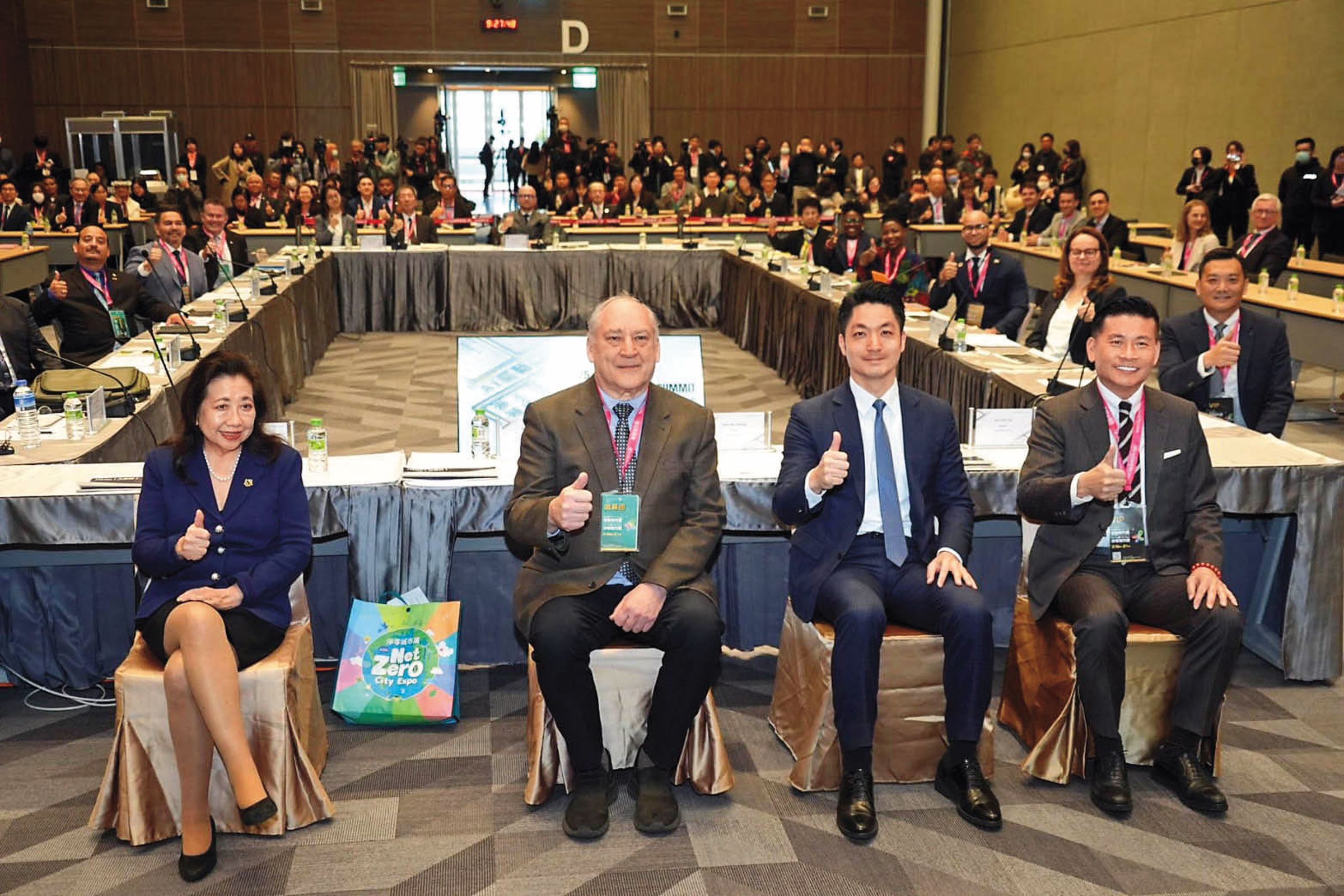 蔣萬安在智慧城市國際高峰論壇邀貴賓大合照,前排重要位置卻不見AIT代表。(翻攝北市府網站)