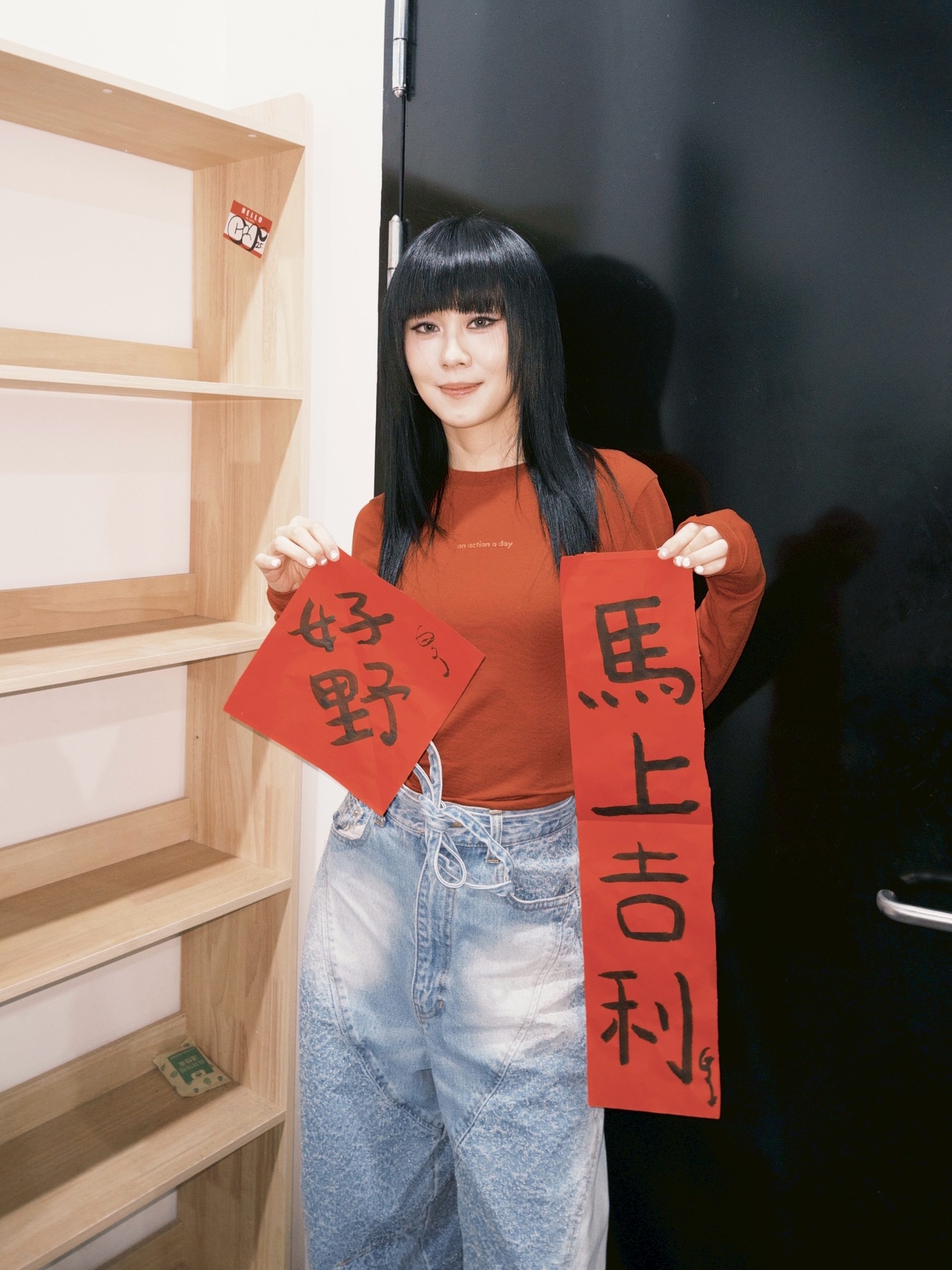 白安以音樂與手寫春聯迎向嶄新一年。(相信音樂提供)