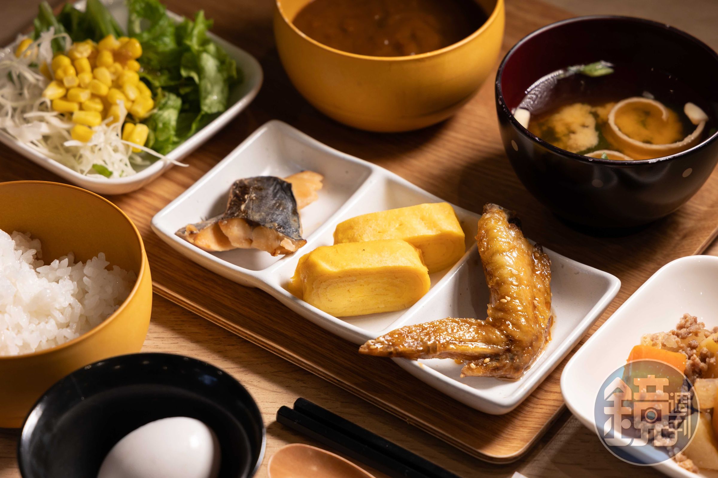 飯店一樓餐廳「HACHI米（ハチベイ）」和食早餐使用愛知縣農家直送米飯，搭配名古屋名物手羽先，展現當地飲食特色。
