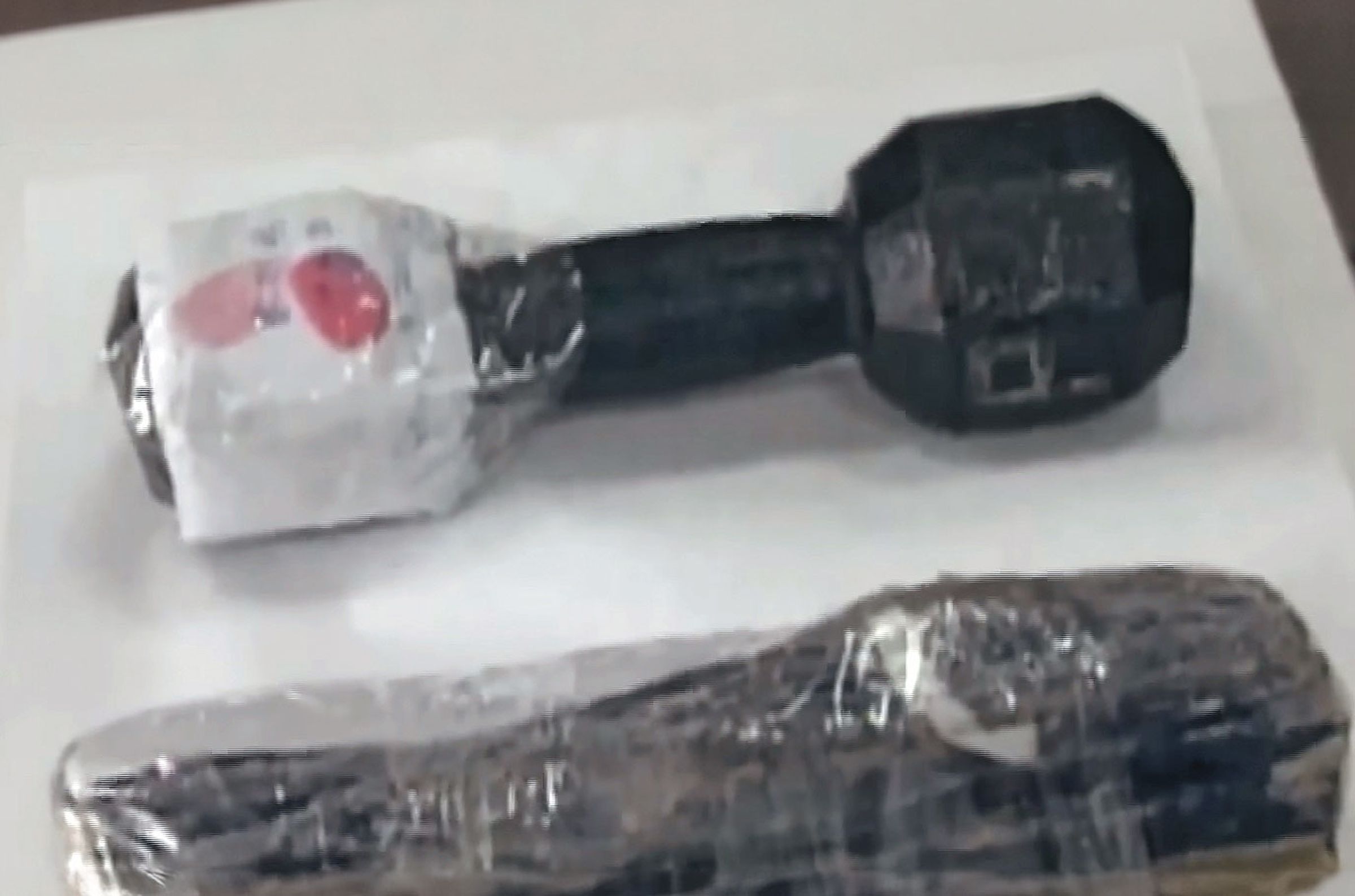 警方在情侶同居處起出一個4公斤的啞鈴，並驗出血跡反應。（翻攝東森新聞）