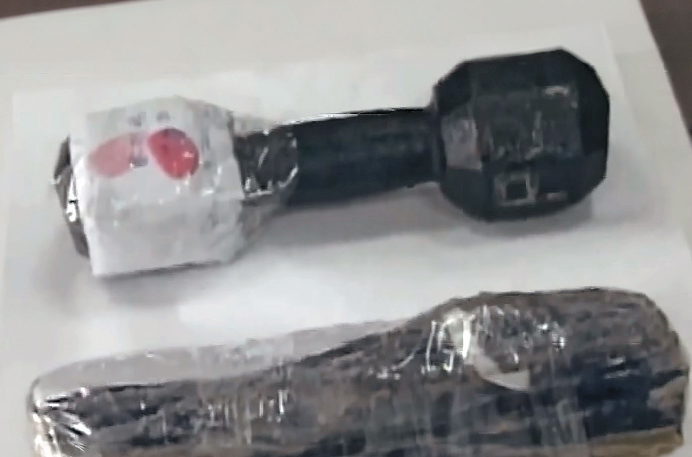 警方在情侶同居處起出一個4公斤的啞鈴,並驗出血跡反應。(翻攝東森新聞)