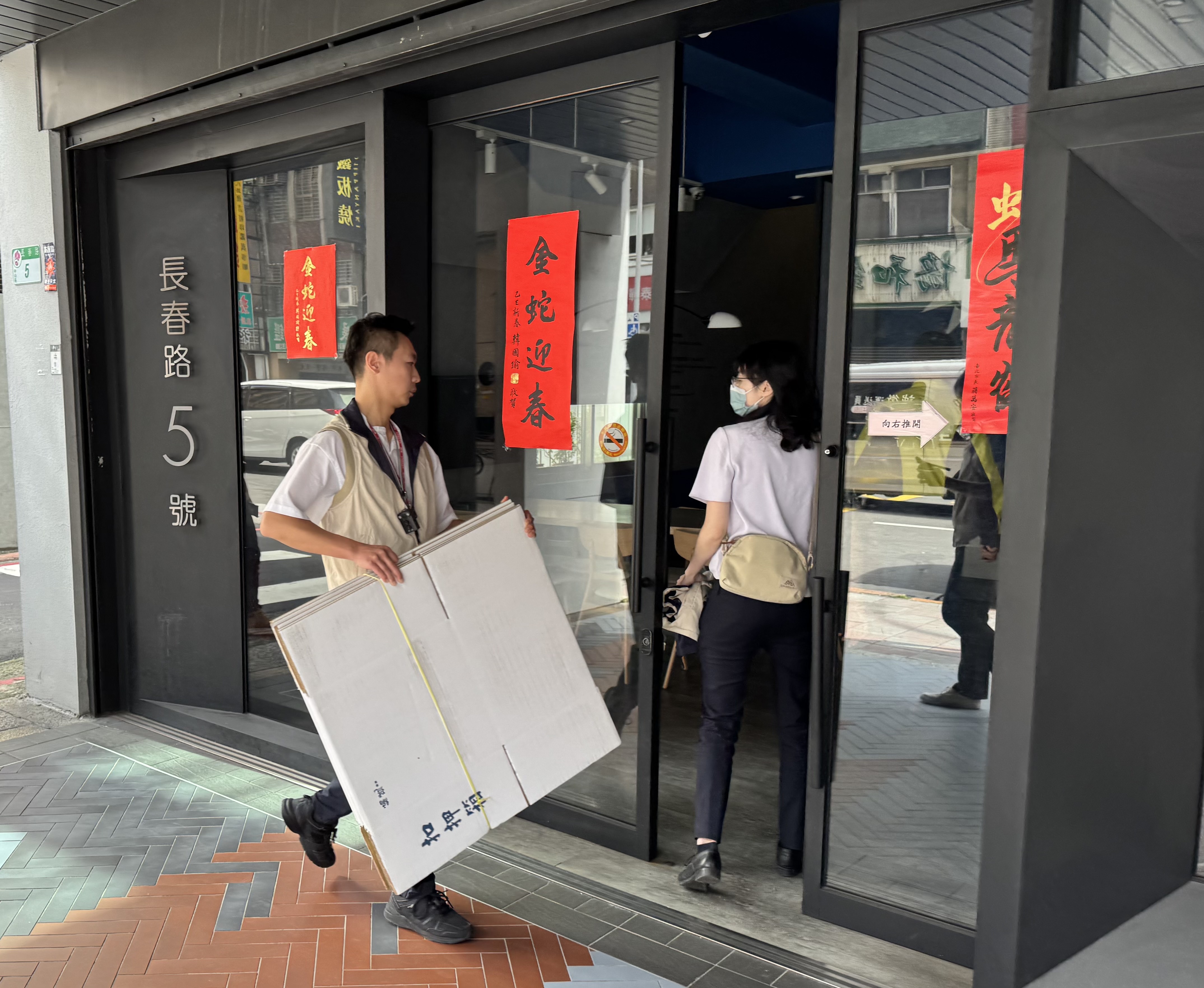 檢調今（17日）上午前往國民黨台北市黨部，進行搜索。