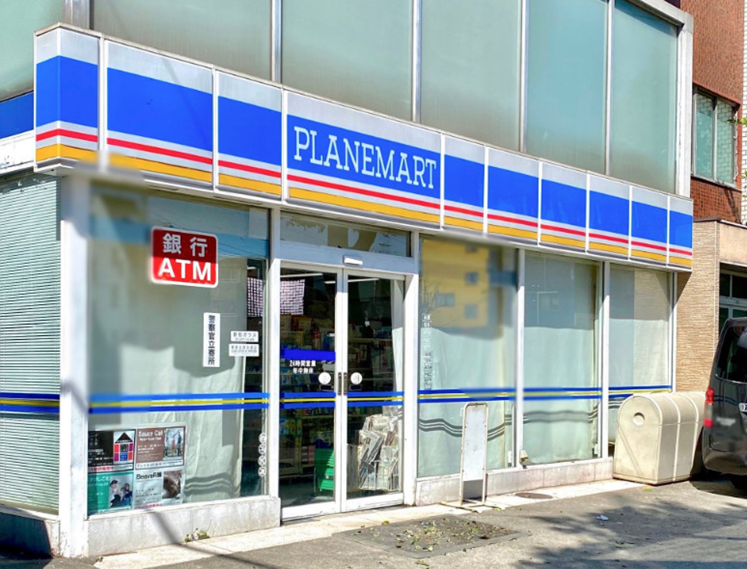 日本東京這間攝影棚「PlaneMart」外觀神似超商「羅森(LAWSON)」,實際上用來拍攝AV。(翻攝X@uranomadd)
