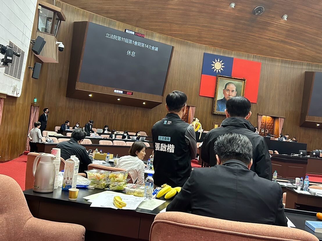 黃捷爆料張啟楷趁亂拿民進黨的香蕉來吃。(翻攝自黃捷threads)