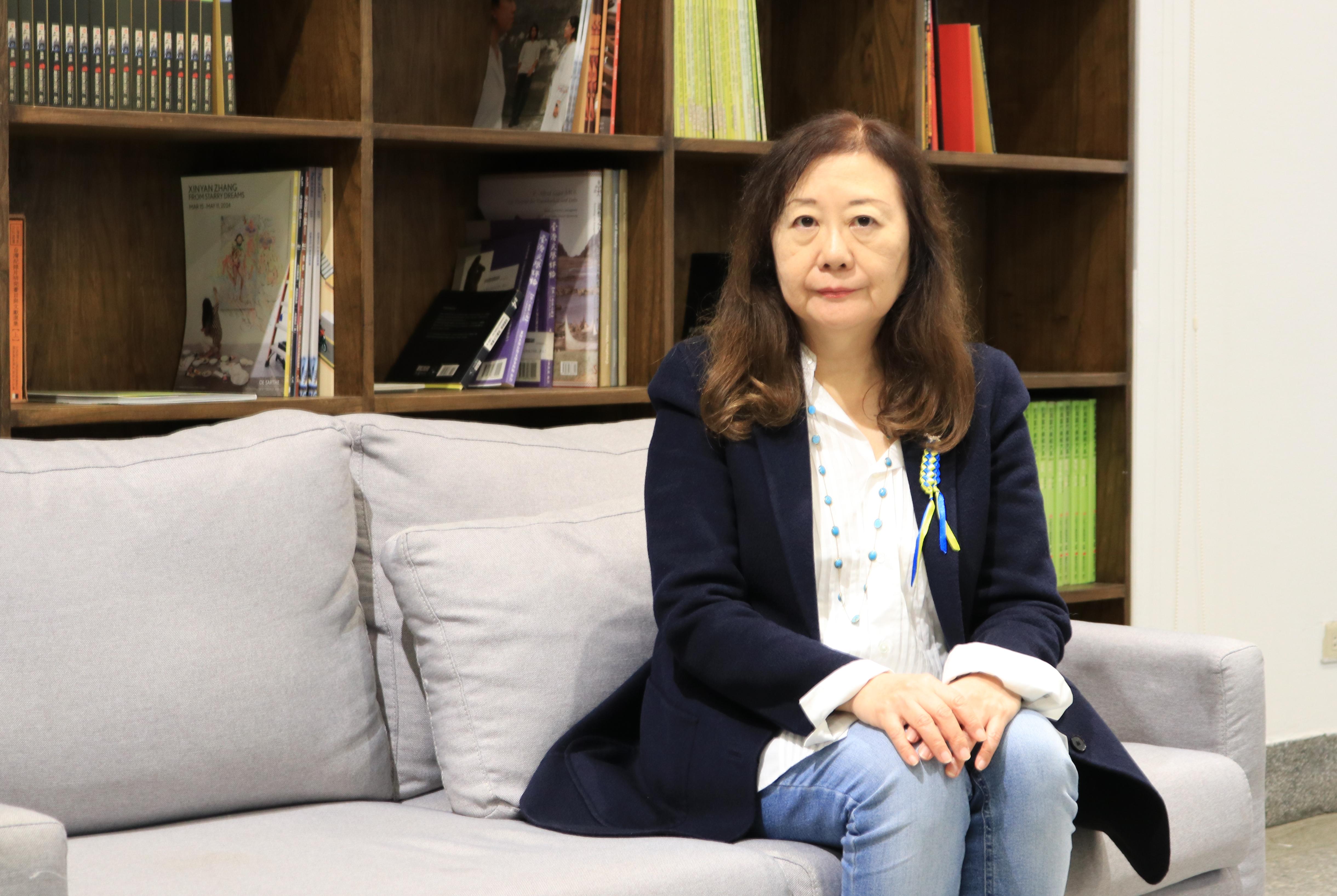 山田茜出席映後活動和接受訪問都佩戴烏克蘭國旗配色的緞帶，提醒自己莫忘這場戰爭。（天馬行空提供）