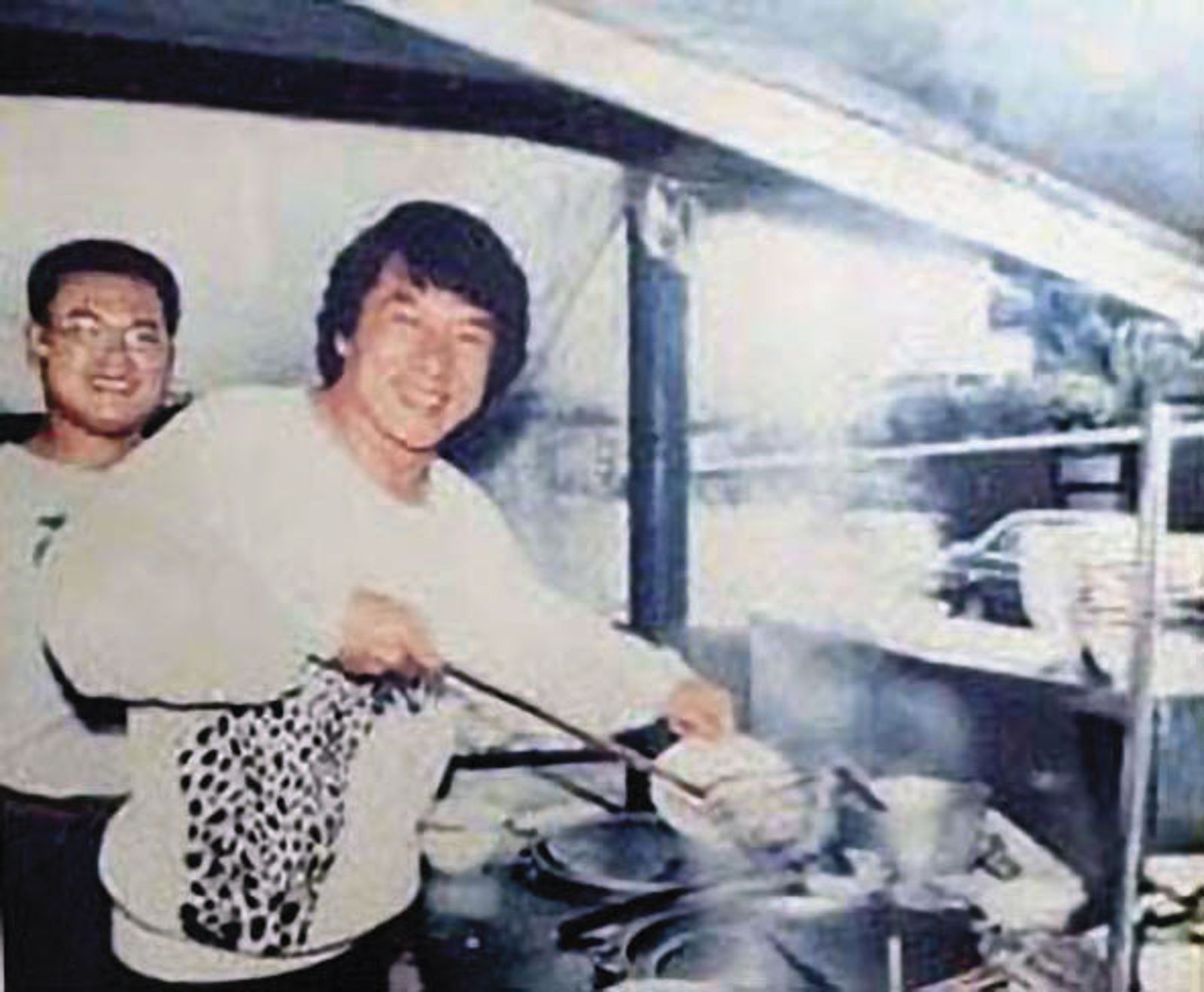 1990年代「高雄五福扁食」經常冠蓋雲集，除了大官商賈，也是港星的最愛。成龍只要訪台，幾乎都來報到。（林進泰提供）