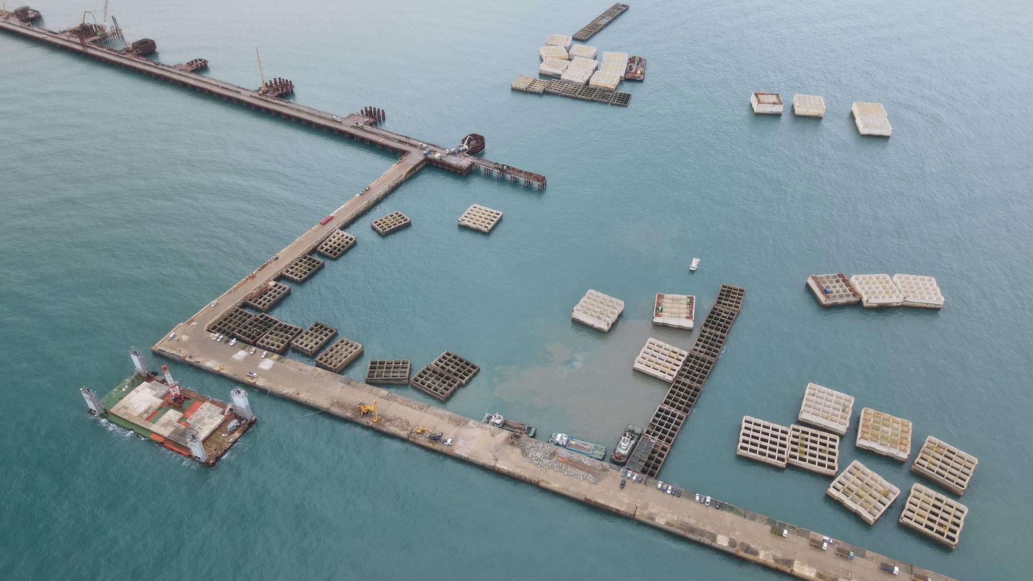 中油三接工程傳本體結構破裂，混凝土大面積剝落、鋼筋嚴重外露等，危及工程安全 。（翻攝珍愛桃園藻礁臉書）