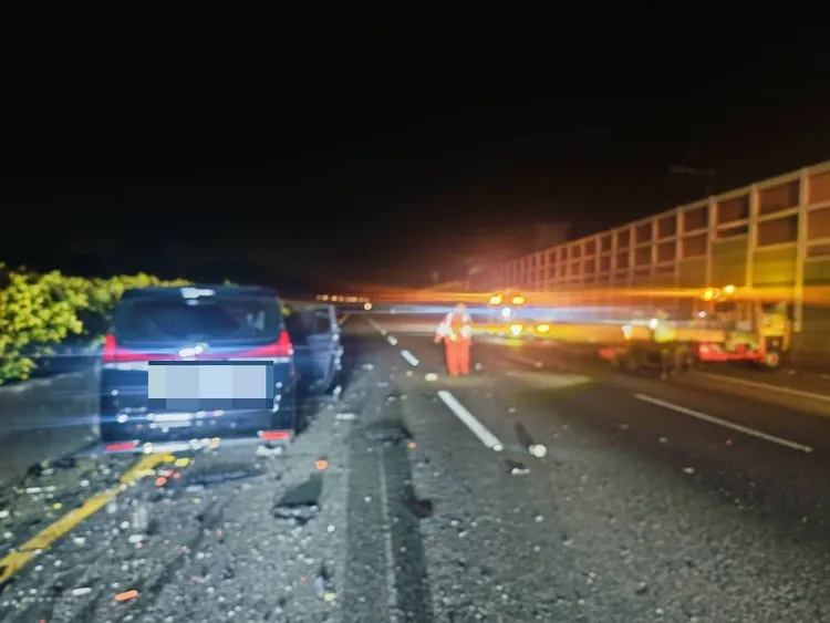 國道1號北上湖口路段昨凌晨發生重大車禍，連拖吊車都被撞至路肩。（翻攝畫面）
