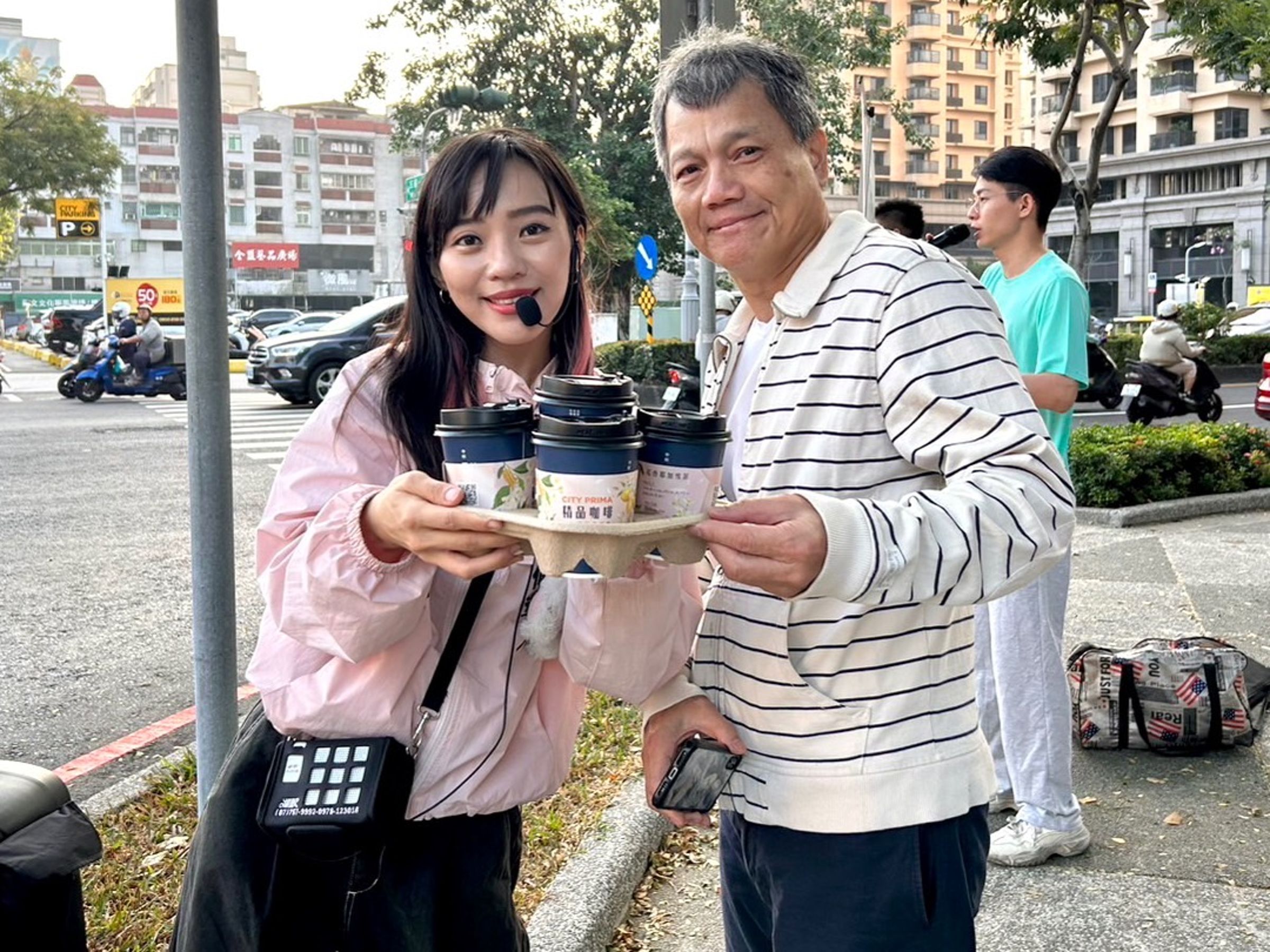 黃捷街頭拜票巧遇支持者送咖啡打氣。(翻攝畫面)