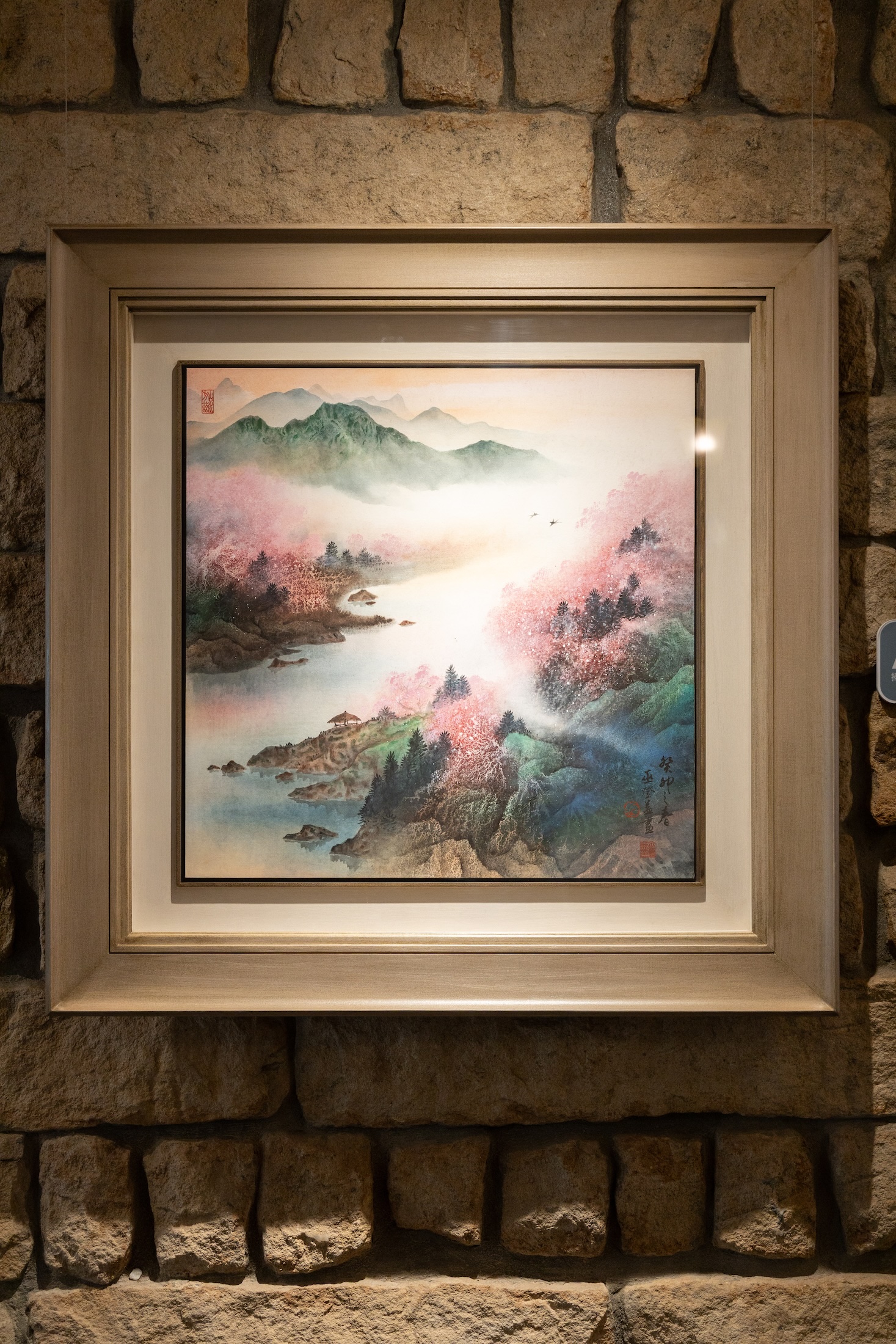《飛花入蓬萊》描繪桃花源般的夢幻景致,畫中呈現大片粉紅色花朵,色彩明亮且溫暖,打破許多人對傳統山水畫的刻板印象,注入極致浪漫的幻彩風格。