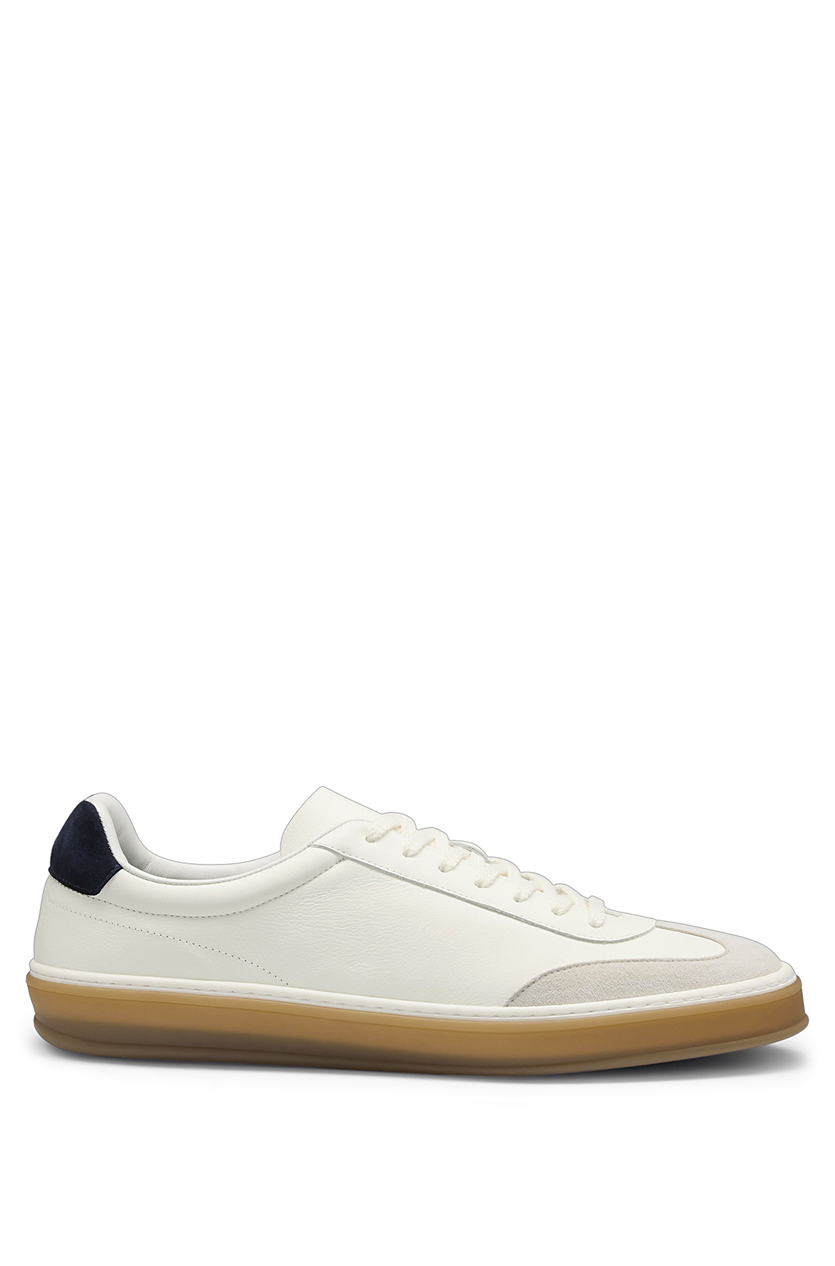 BECKHAM x BOSS系列白色皮革休閒鞋，NT$13,400。（BOSS提供）