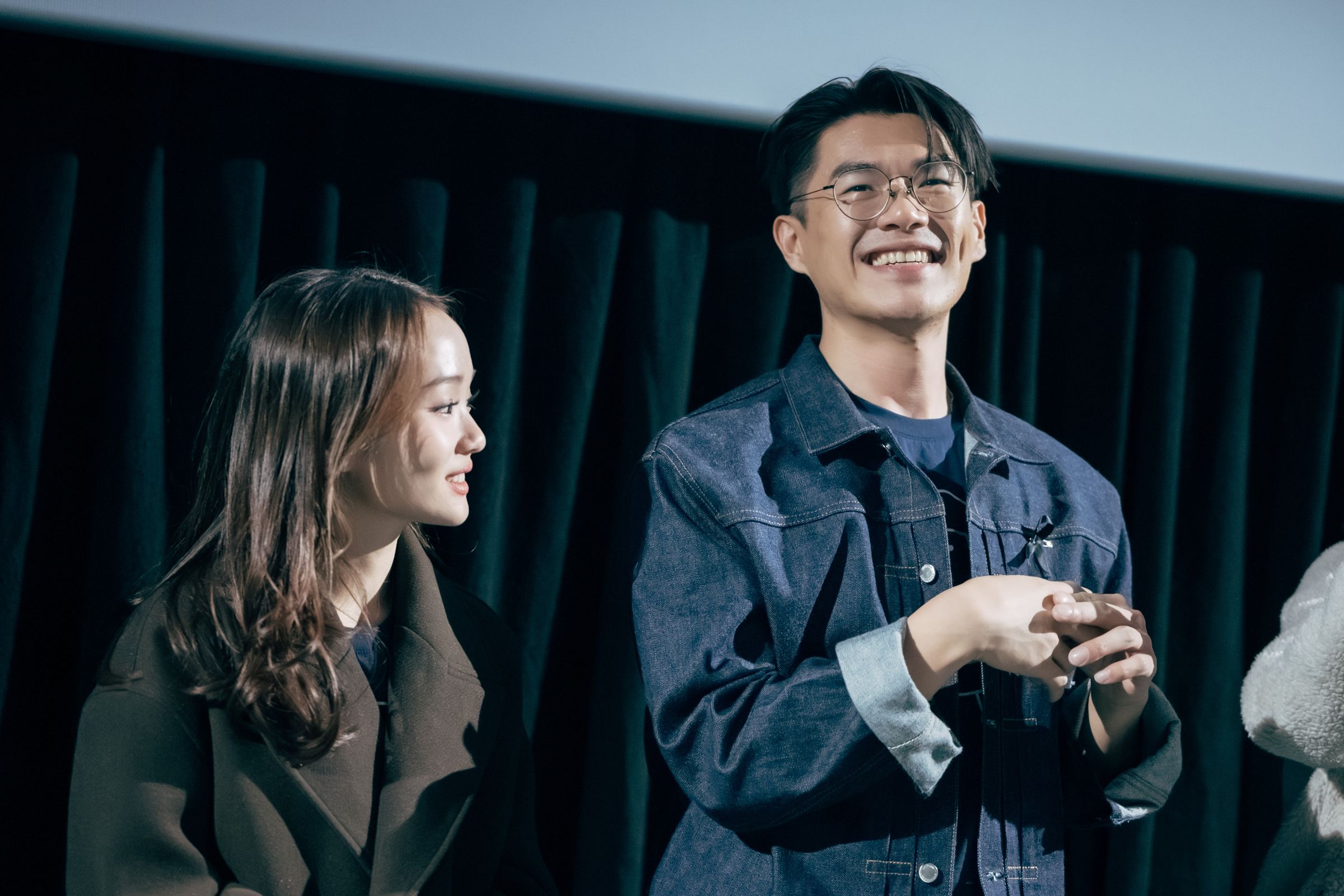 柯煒林(右)與方郁婷跑場為電影宣傳。(華文創提供)