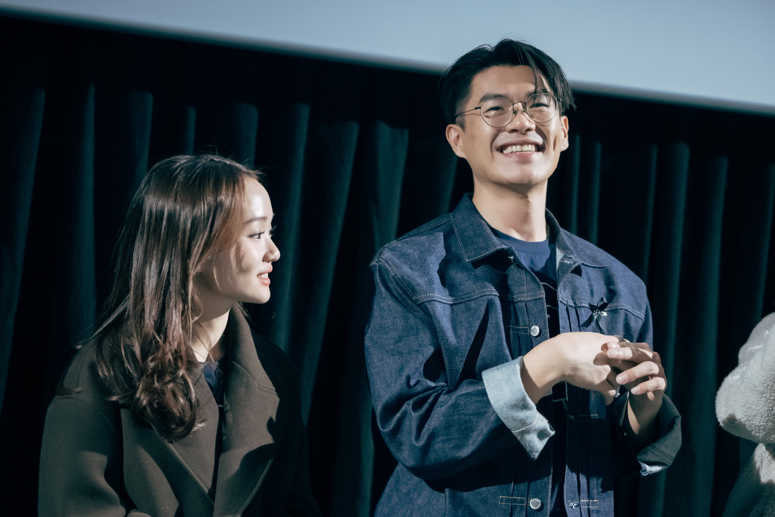 柯煒林（右）與方郁婷跑場為電影宣傳。（華文創提供）