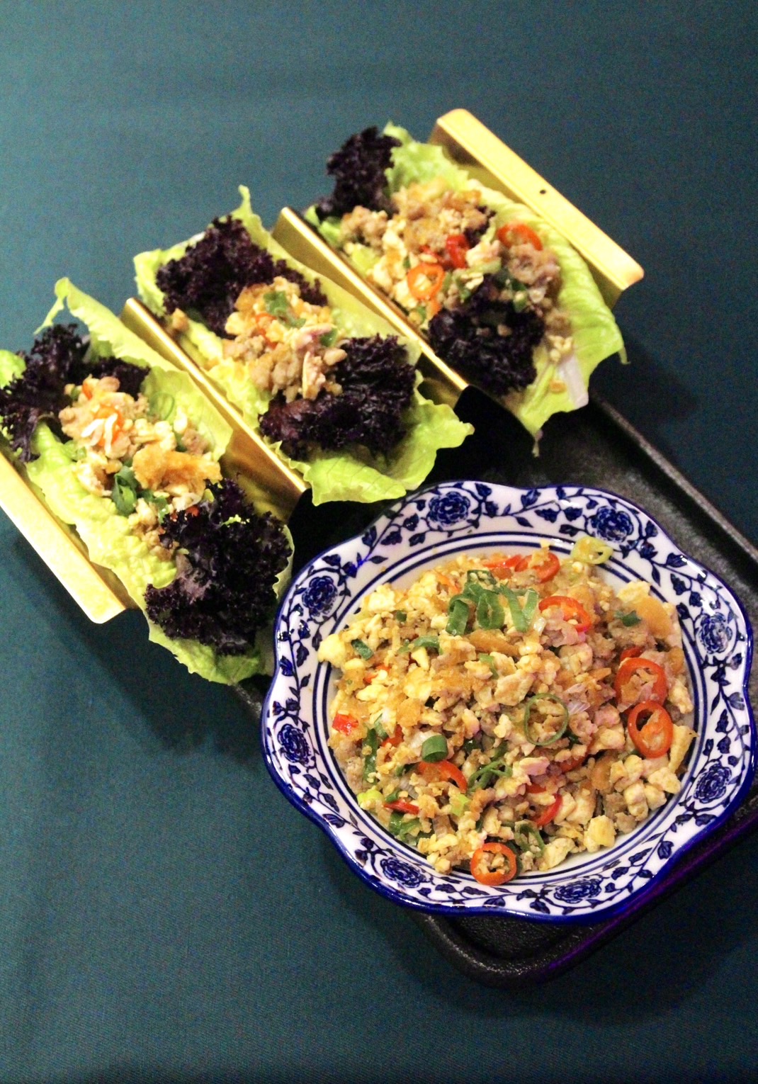 「不見臭豆腐」將臭豆腐切成丁狀，搭配特調醬汁及豬絞肉快炒後，再加入老油條拌勻、 另外附上生菜解膩，相當脆口又鹹辣。
