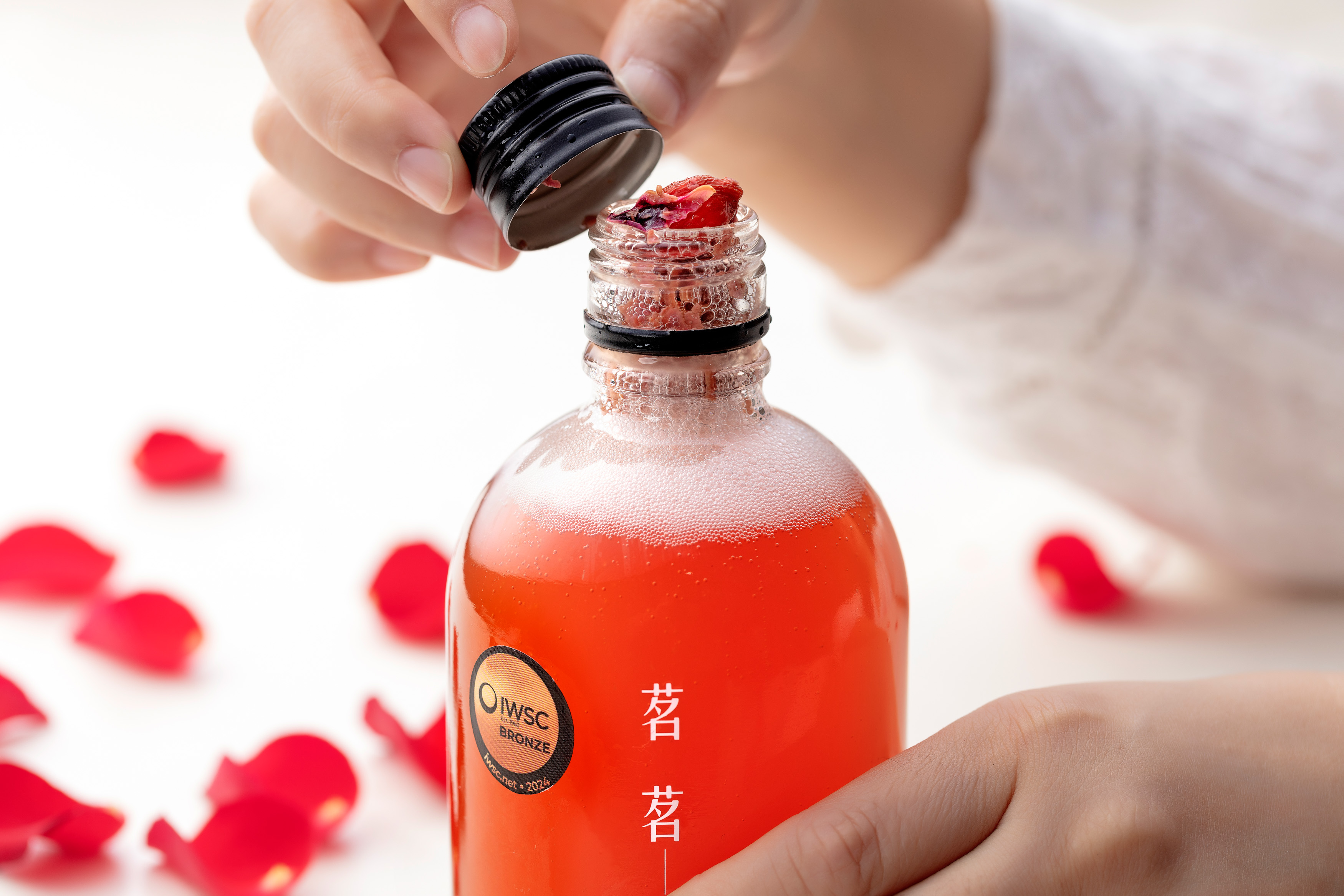 茗茗茶香檳以長時間發酵,造就純天然的綿密氣泡。(茗茗茶香檳提供)