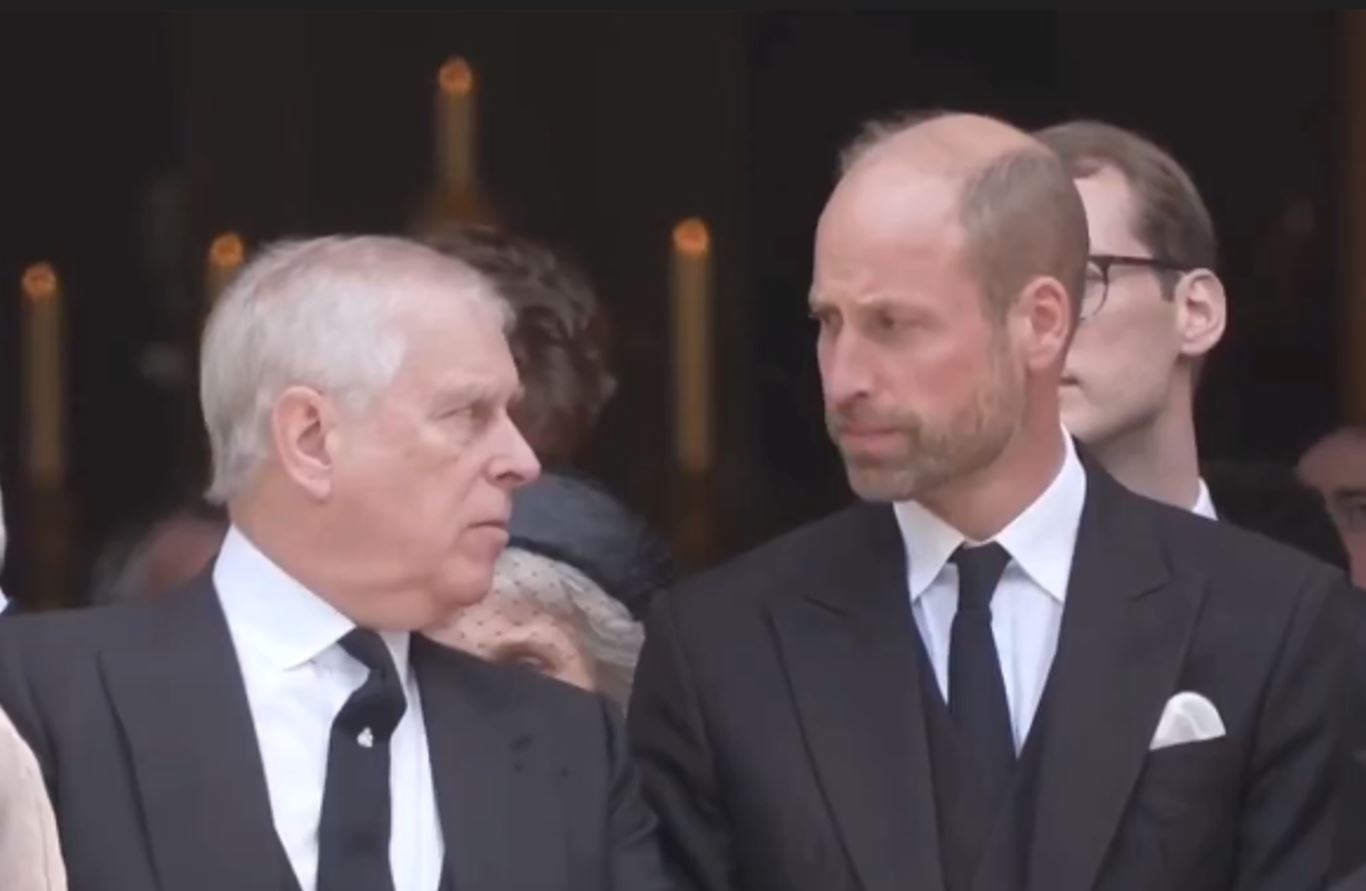 安德魯王子（左）早前出席葬禮，和威廉王子（右）搭話被無視，畫面在網路上瘋傳。（翻攝X@Melanated_Mona影片畫面）