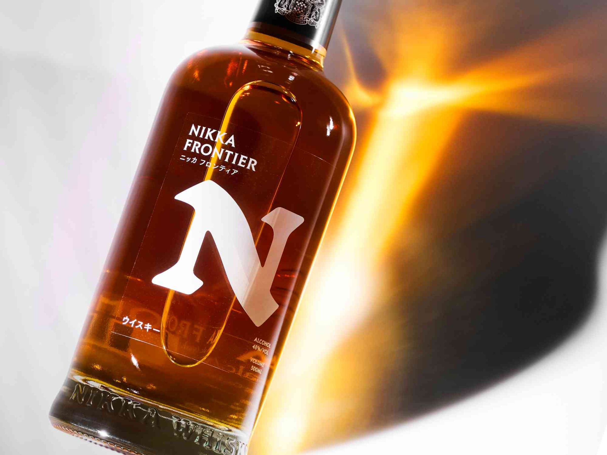 NIKKA FRONTIER「弗朗提亞」調和威士忌；風味特色：展現出柑橘與熟成果香的甜潤前調，交織烤麵包、堅果與細緻木質煙燻。入口圓潤有力，辛香料的輕微刺激為酒體增添活力，尾韻則帶來溫暖的焦糖與橡木餘香。酒精濃度：48%；建議售價：NT$699（500ml）。
