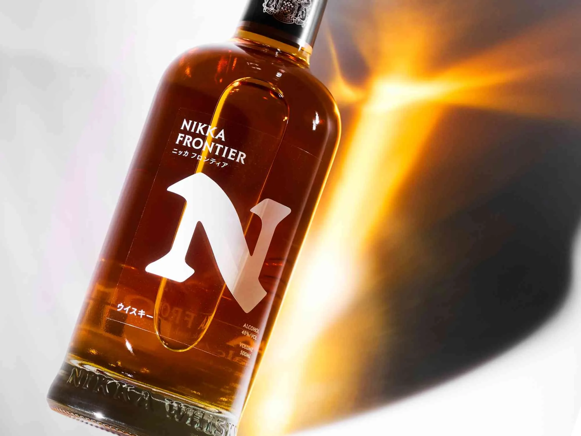 NIKKA FRONTIER「弗朗提亞」調和威士忌；風味特色：展現出柑橘與熟成果香的甜潤前調，交織烤麵包、堅果與細緻木質煙燻。入口圓潤有力，辛香料的輕微刺激為酒體增添活力，尾韻則帶來溫暖的焦糖與橡木餘香。酒精濃度：48%；建議售價：NT$699（500ml）。
