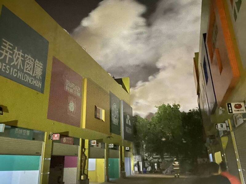 消防人員抵達時，只見汽車旅館濃煙密佈，機房與倉庫陷入火海。（消防局提供）