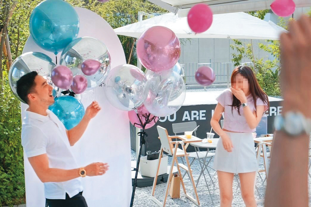 去年5月，賴弘國（左）才舉辦派對，揭曉老婆Alice（右）第二胎懷了女兒。（翻攝自賴弘國IG）