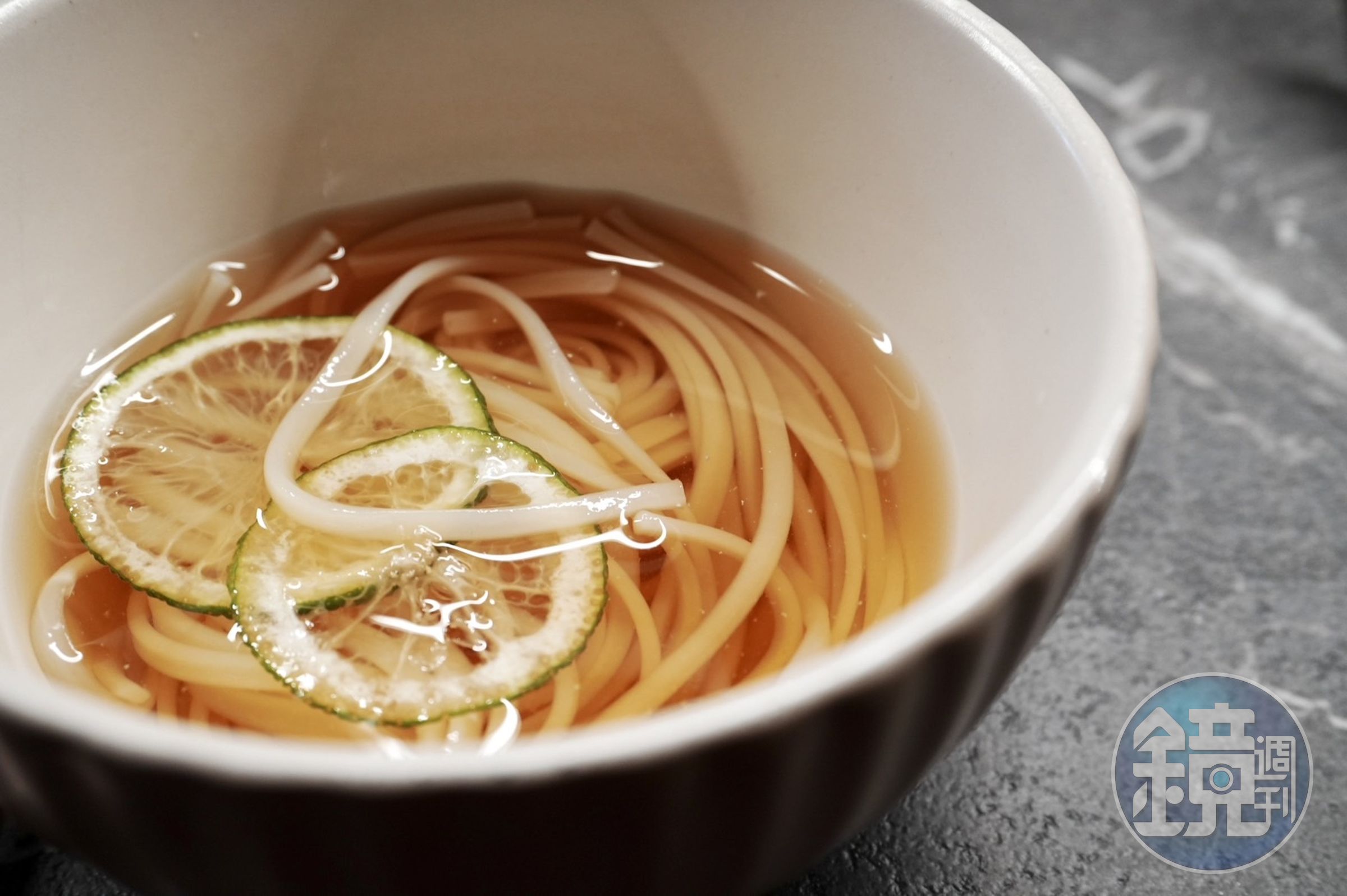 「酸柚稻庭烏龍冷麵」酸香解膩，麵體扁細卻維持彈牙口感。（加購價99元／人）