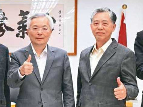 警政署長張榮興(左)與吳敬田(右)是警大同學,2人的子女湊巧最近都出狀況。(翻攝蕭惠珠臉書)