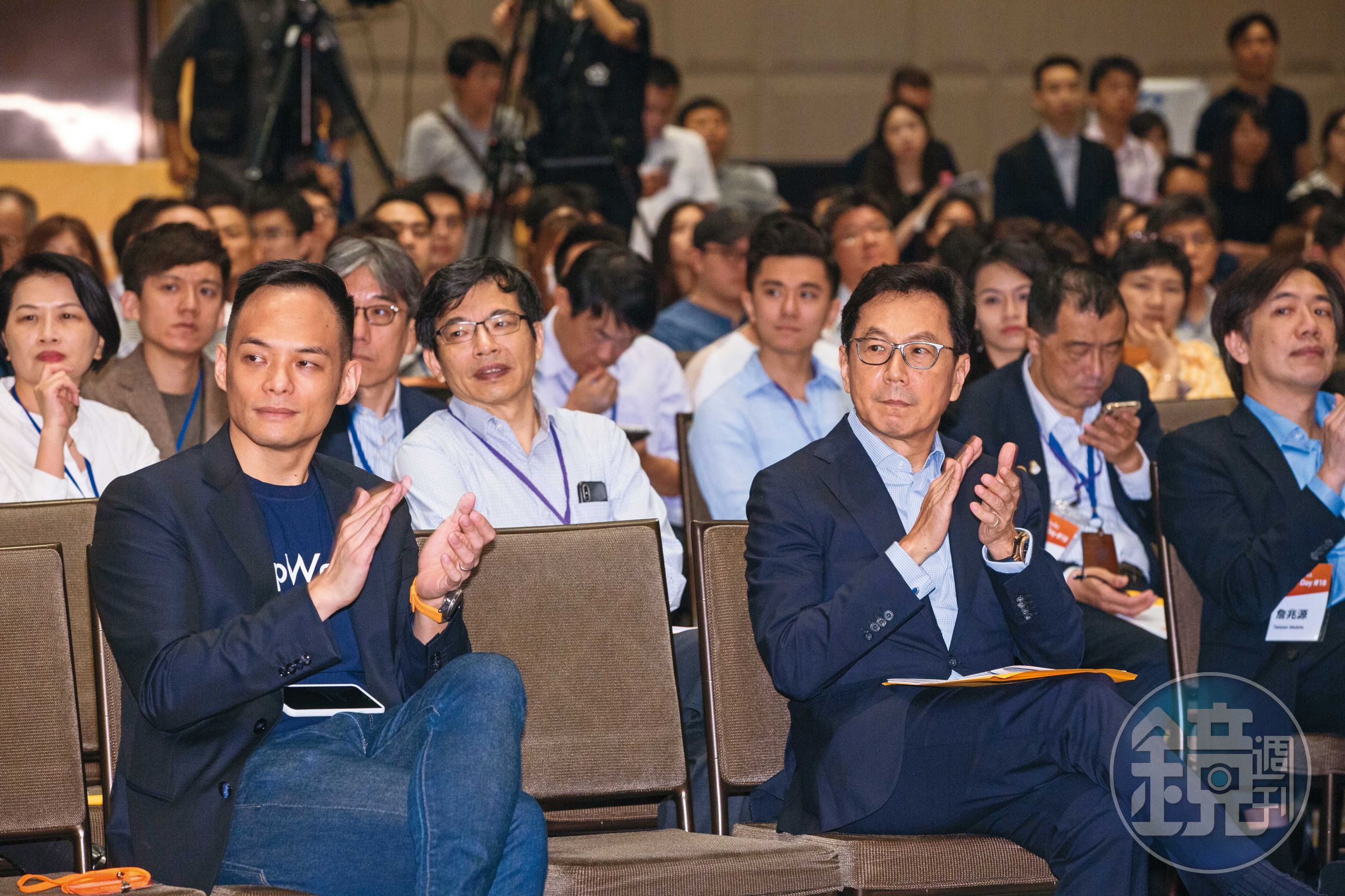 台灣大董事長蔡明忠（前排右）欽點新創圈出身的總座林之晨（前排左），為台灣大灌注新活力。