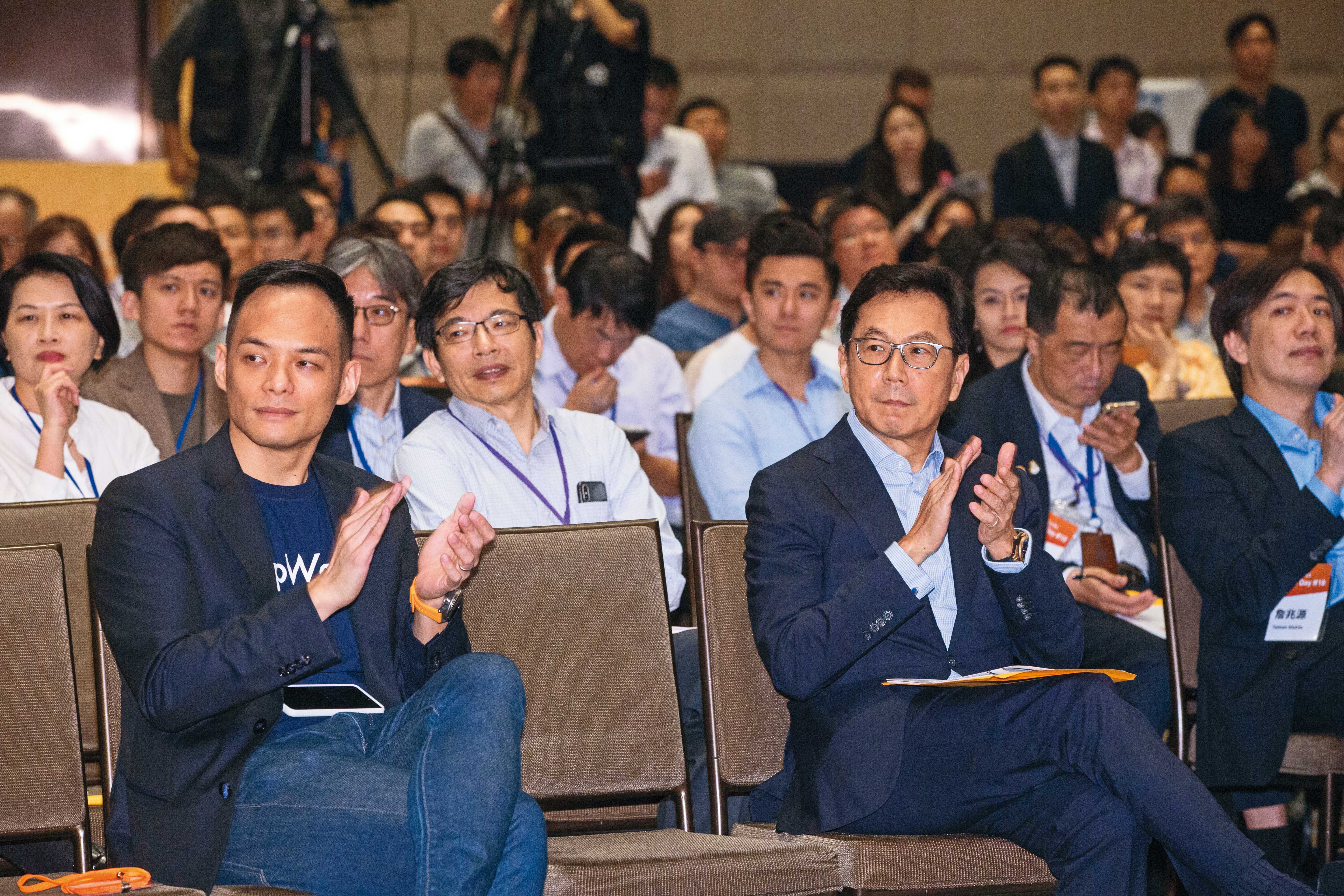 台灣大董事長蔡明忠（前排右）找來新創圈出身的總座林之晨（前排左）為台灣大灌注新活力。