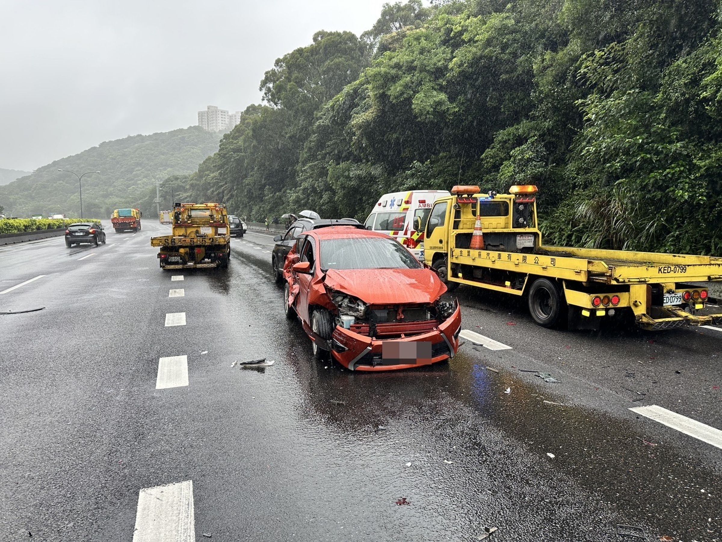 肇事大貨車因未保持行車距離追撞前車，造成9車連環撞事故。（翻攝畫面）