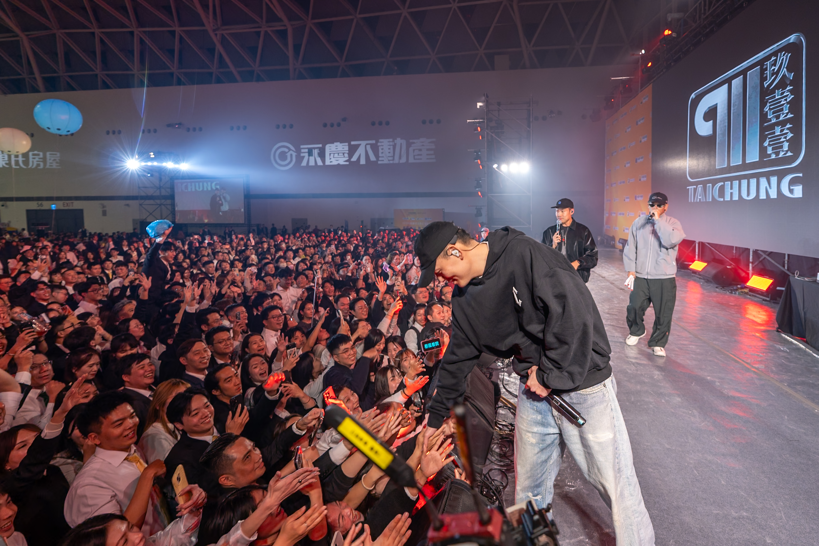 台語嘻哈天團玖壹壹在永慶加盟四品牌高雄尾牙開唱，強大舞台魅力讓現場嗨到不行！圖片來源：永慶房產集團