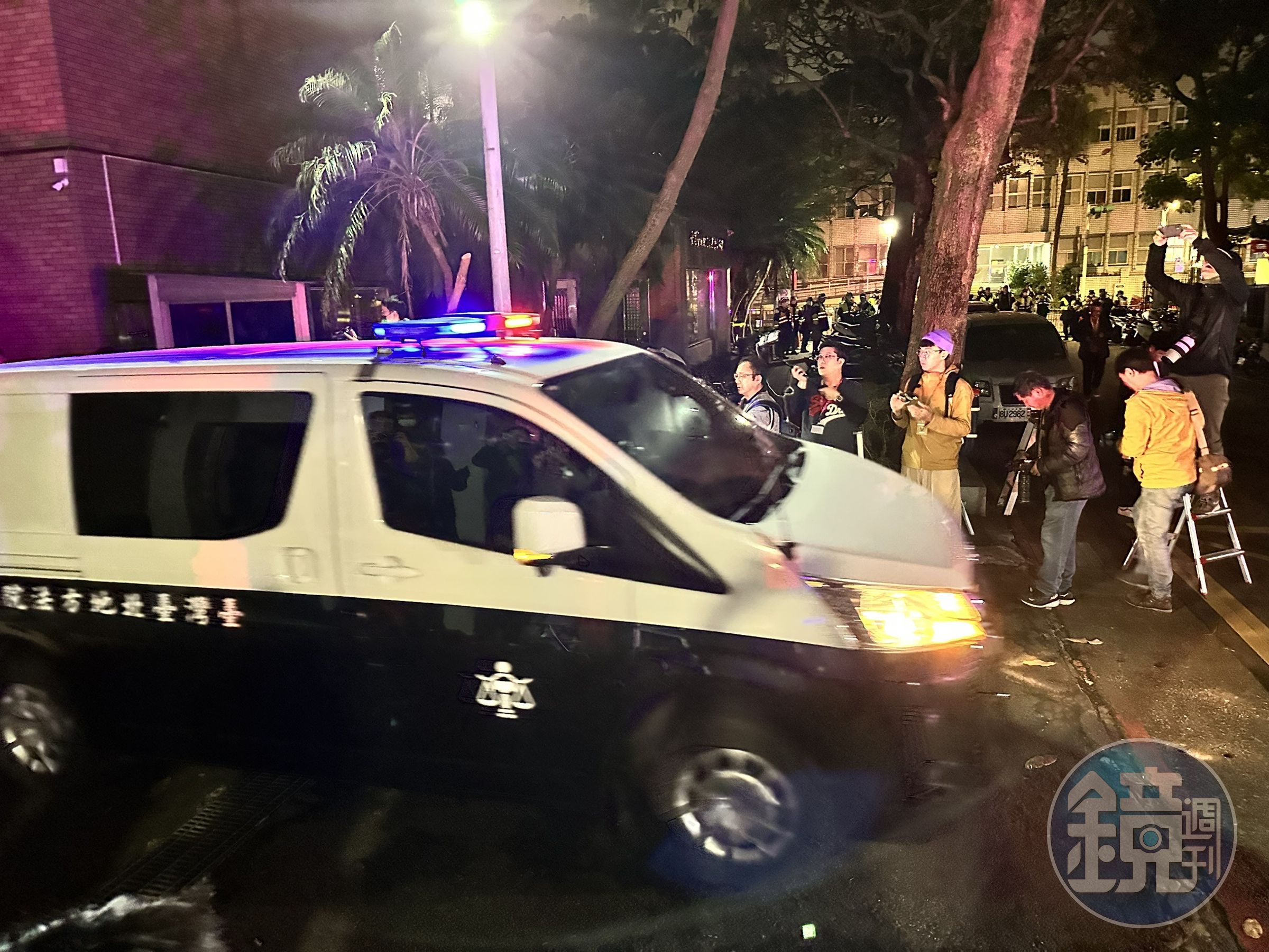 台北地院合議庭2日晚間裁定柯文哲羈押禁見,出動一輛中型警備車搭載柯文哲等3名男被告,一台小車(圖)搭載應曉薇,前往台北看守所。