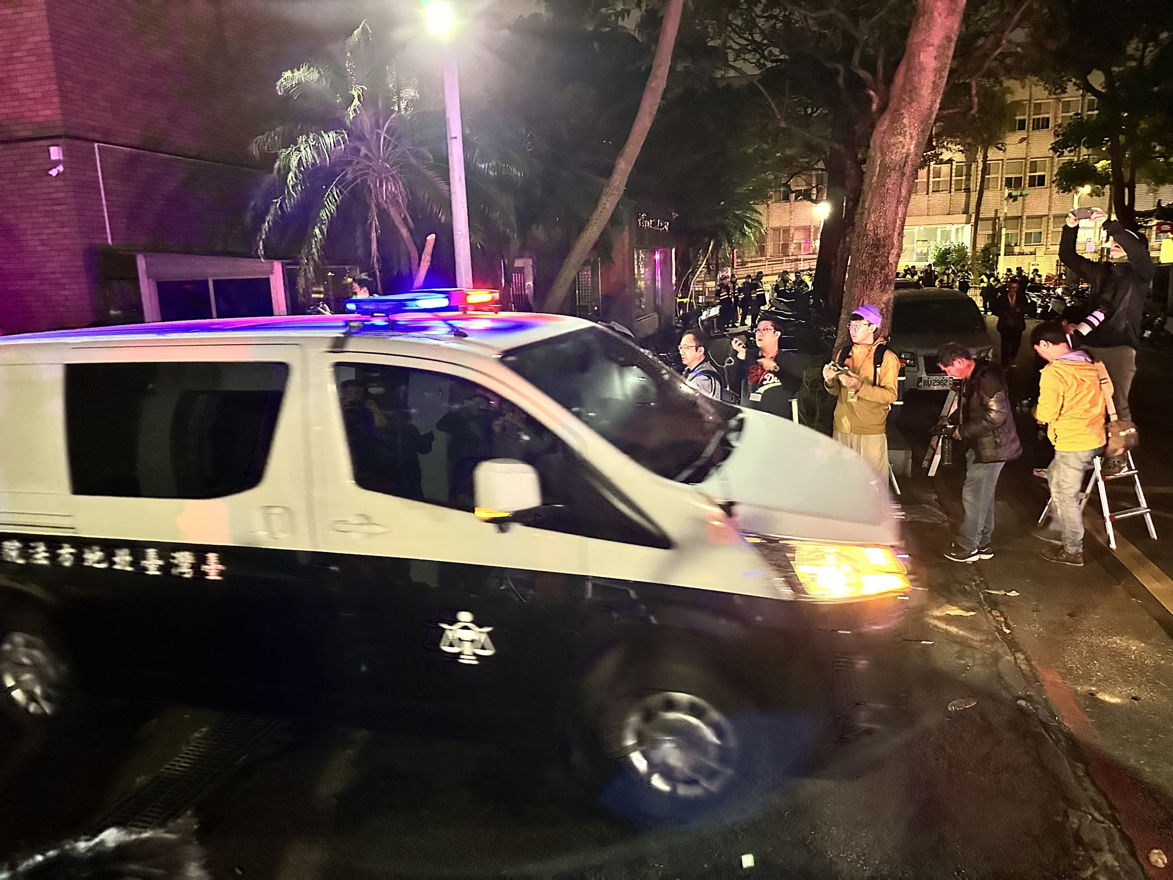 台北地院合議庭2日晚間裁定柯文哲羈押禁見，出動一輛中型警備車搭載柯文哲等3名男被告，一台小車（圖）搭載應曉薇，前往台北看守所。