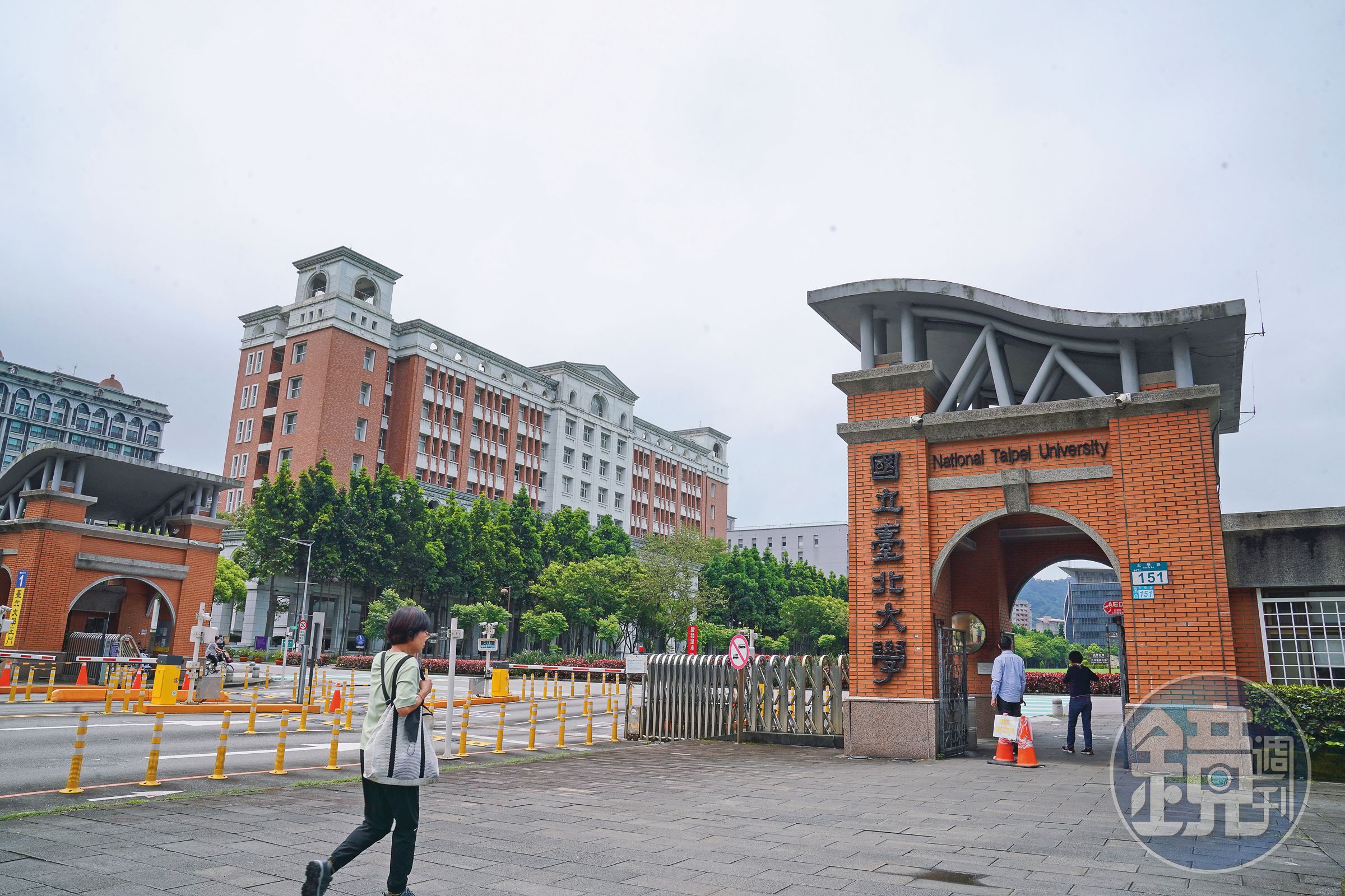 林靖在台北大學開設金融課程,吸引不少學生聆聽。
