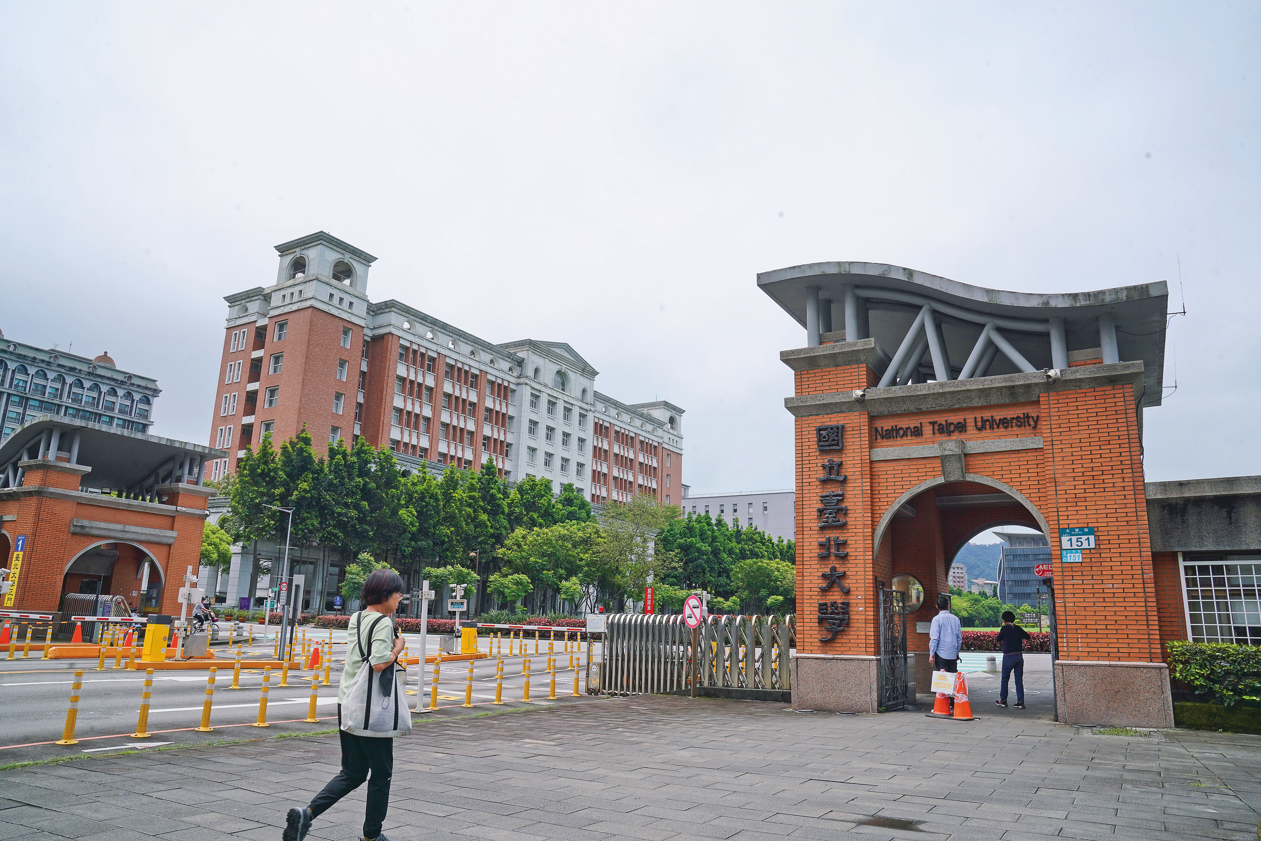 林靖在台北大學開設金融課程，吸引不少學生聆聽。
