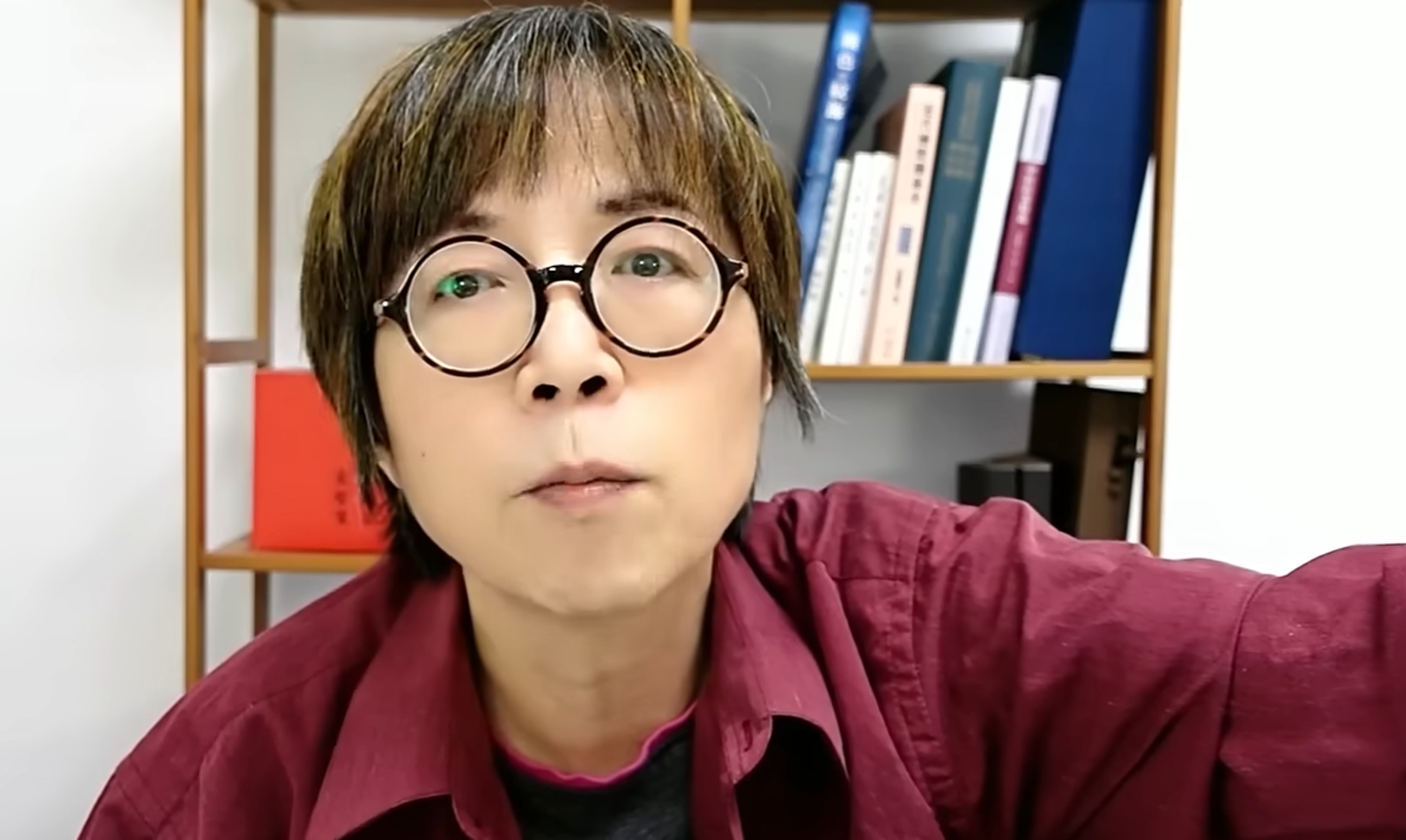 黃智賢曾點名多位具爭議的藍白立委,並砲轟國民黨的立場變來變去,「只能當雙面人」。(翻攝自黃智賢夜問YT頻道)