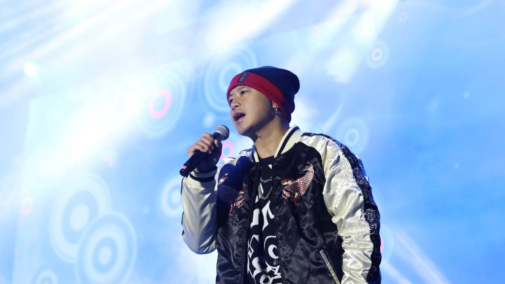 大年初二彈頭前往雲南演出，宣布今年將推出新單曲。（美秀創意提供）