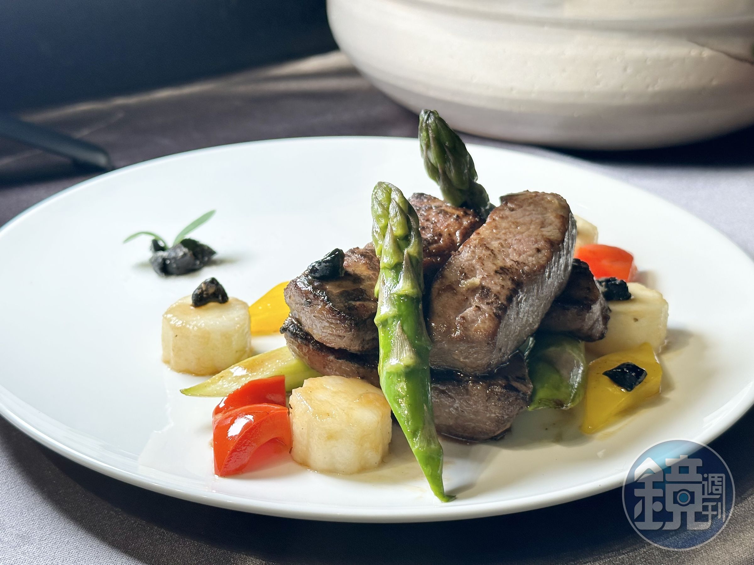 「黑蒜日本山藥爆美國熟成牛肋眼」牛肉嫩甜有油脂香氣，搭配黑蒜醬更夠味。（1,688元／份）
