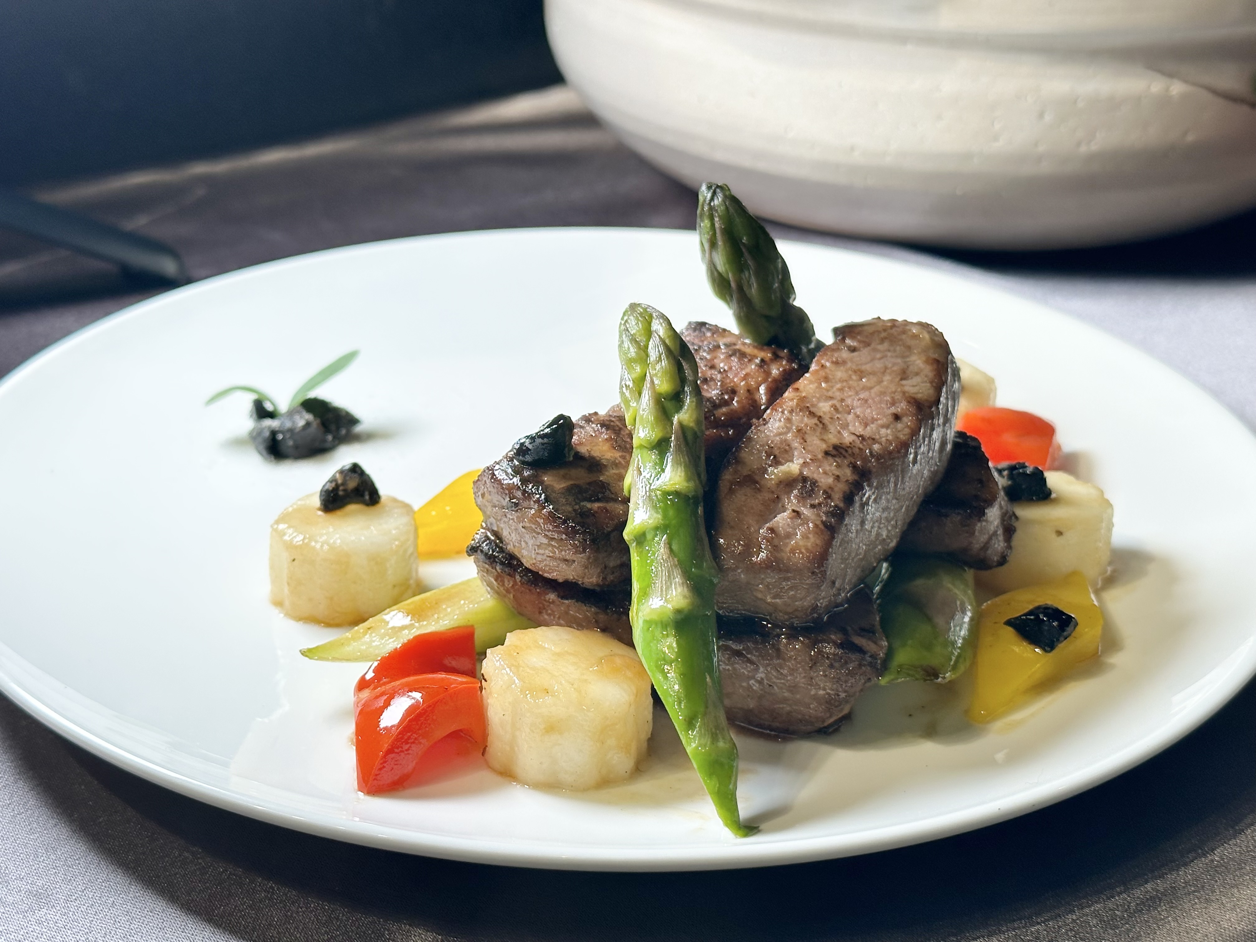 「黑蒜日本山藥爆美國熟成牛肋眼」牛肉嫩甜有油脂香氣，搭配黑蒜醬更夠味。（1,688元／份）