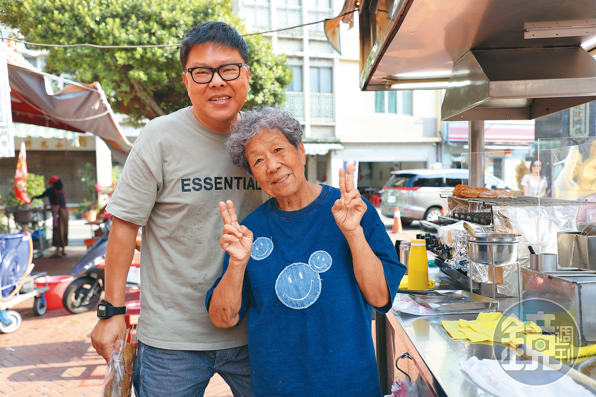 本在台北工作的董育騰（左）現在回家鄉與媽媽阿蘭（右）一同經營小攤，母子倆一個調麵線焿，一個烤黑輪，合作無間。