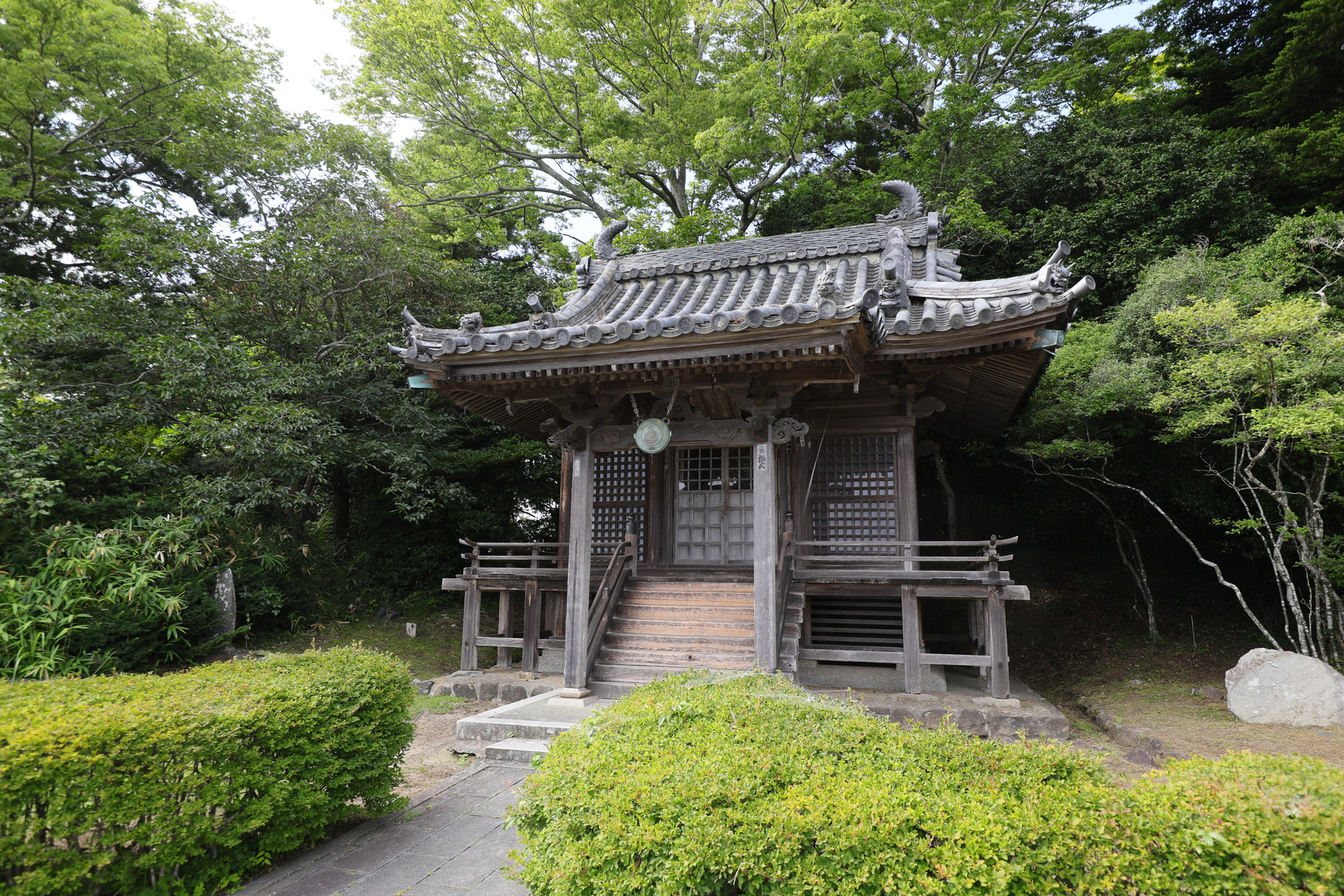 松浦島上唯一的「弁天堂」供奉七福神之一的女神「弁財天」。