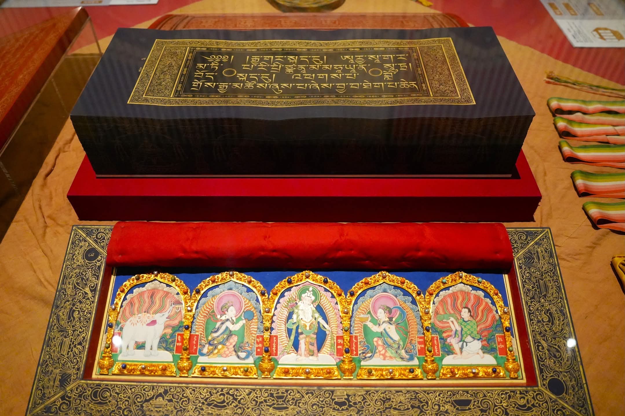 《龍藏經》在故宮北院展出,吸引大批民眾朝聖。圖為內上護經板與磁青經葉。(翻攝國立故宮博物院南部院區 臉書)