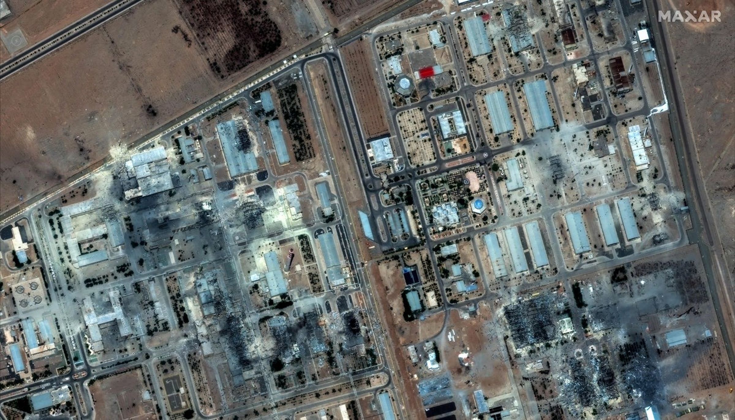 衛星影像顯示,美國空襲後伊斯法罕核設施受損。(翻攝Maxar Technologies)