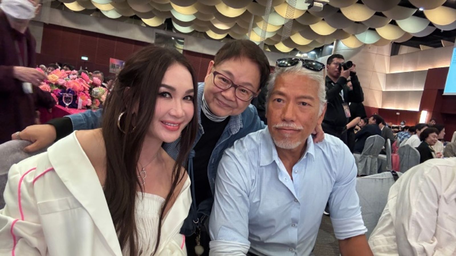 溫碧霞（左起）、汪曼玲、「烏鴉」張耀揚在壽宴上合照。（翻攝汪曼玲微博）