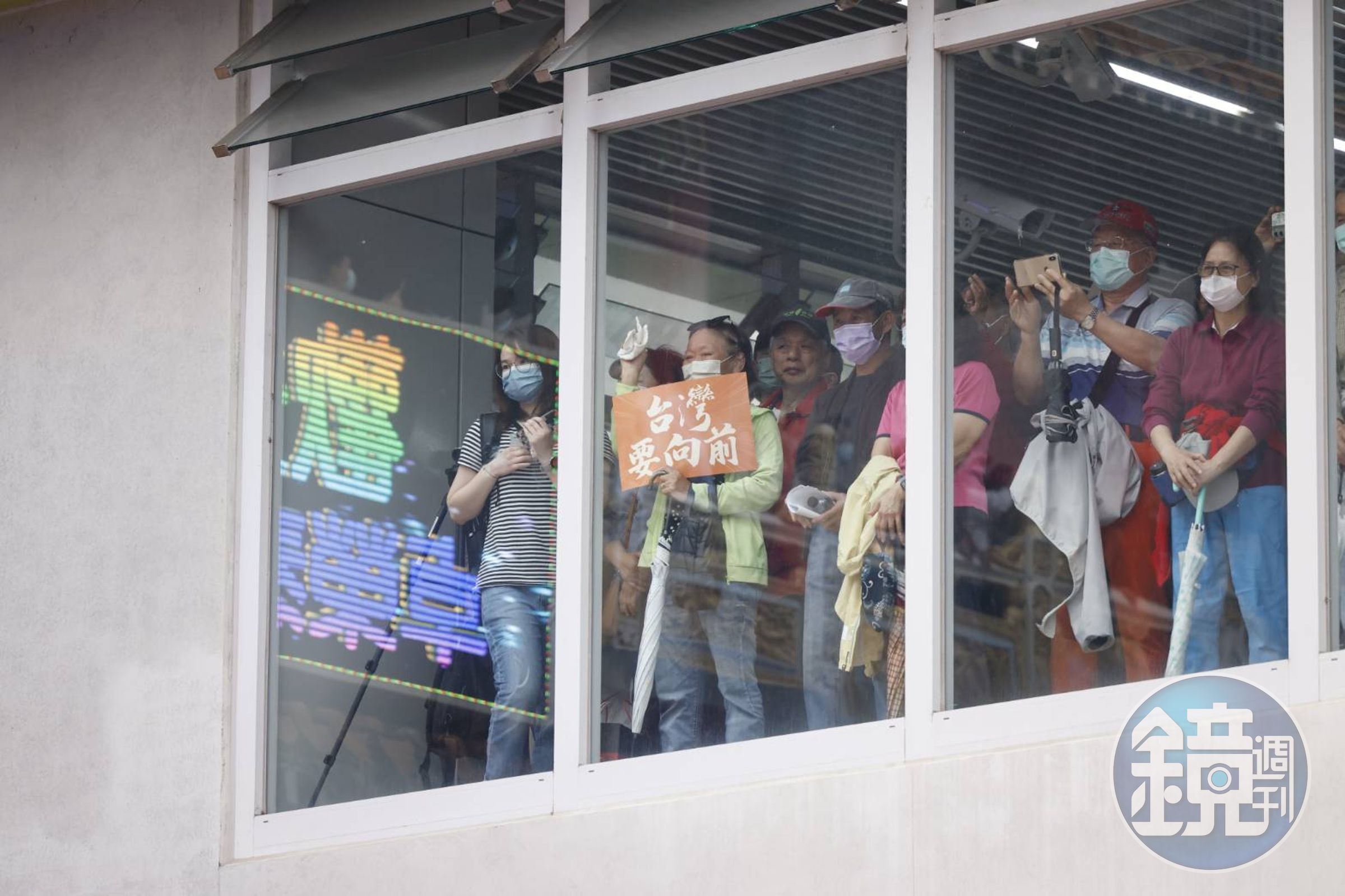 現場原擺放800多張椅子,但活動後開始湧入,不少民眾站在規畫區外觀看。
