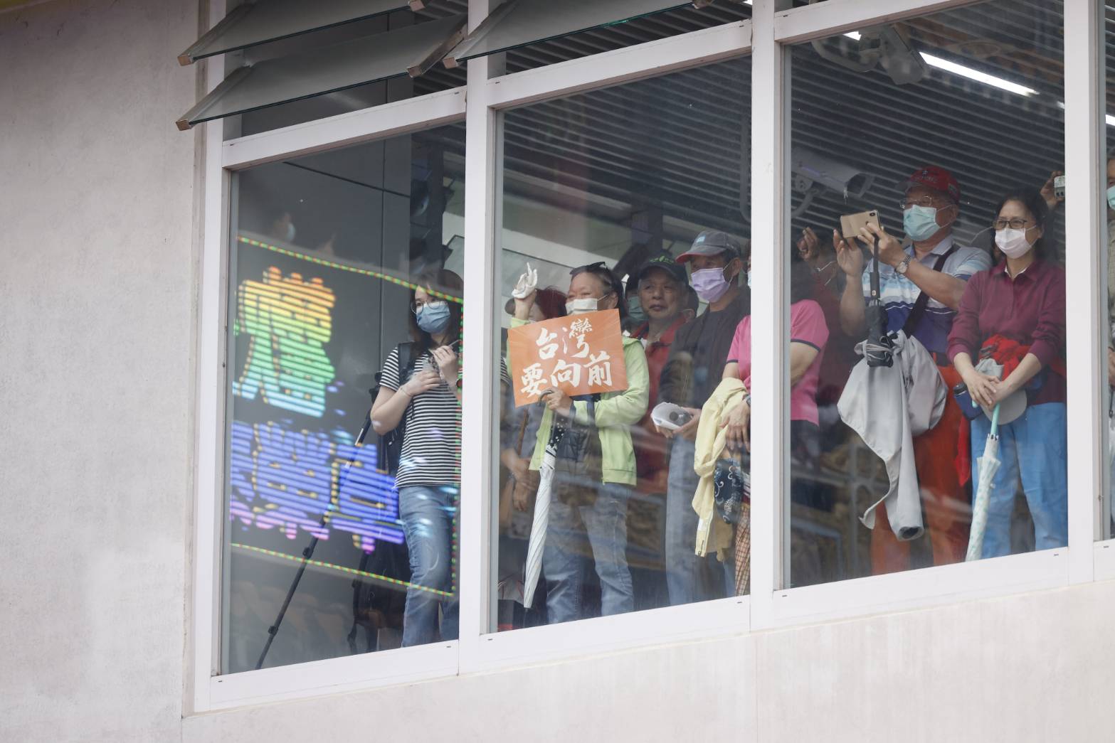 現場原擺放800多張椅子，但活動後開始湧入，不少民眾站在規畫區外觀看。