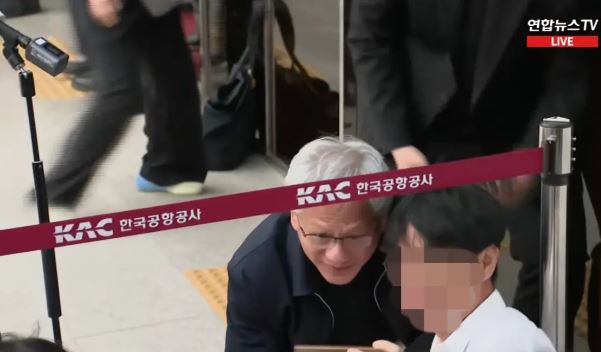 面對現場壽星記者的合照請求，黃仁勳二話不說親民地「下跪」與其自拍留念，畫面曝光後引發熱烈討論。（翻攝自YouTube／연합뉴스）
