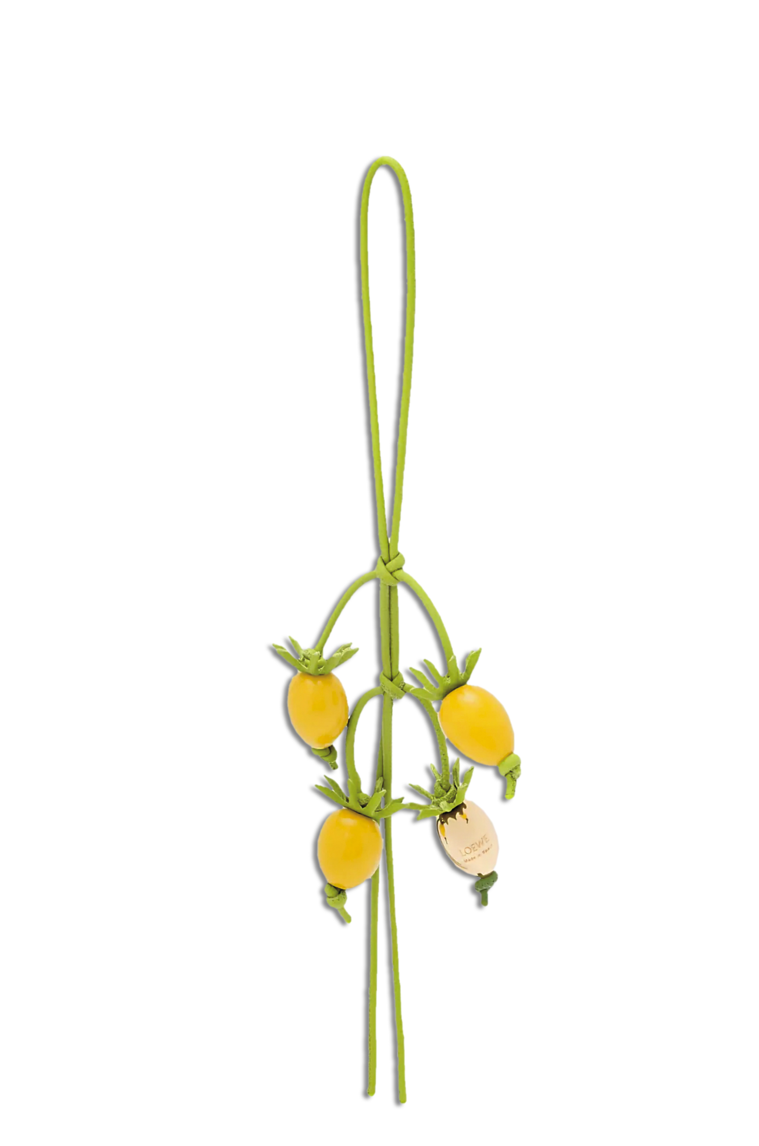 黃色小牛皮番茄掛飾。NT$20,000（LOEWE提供）